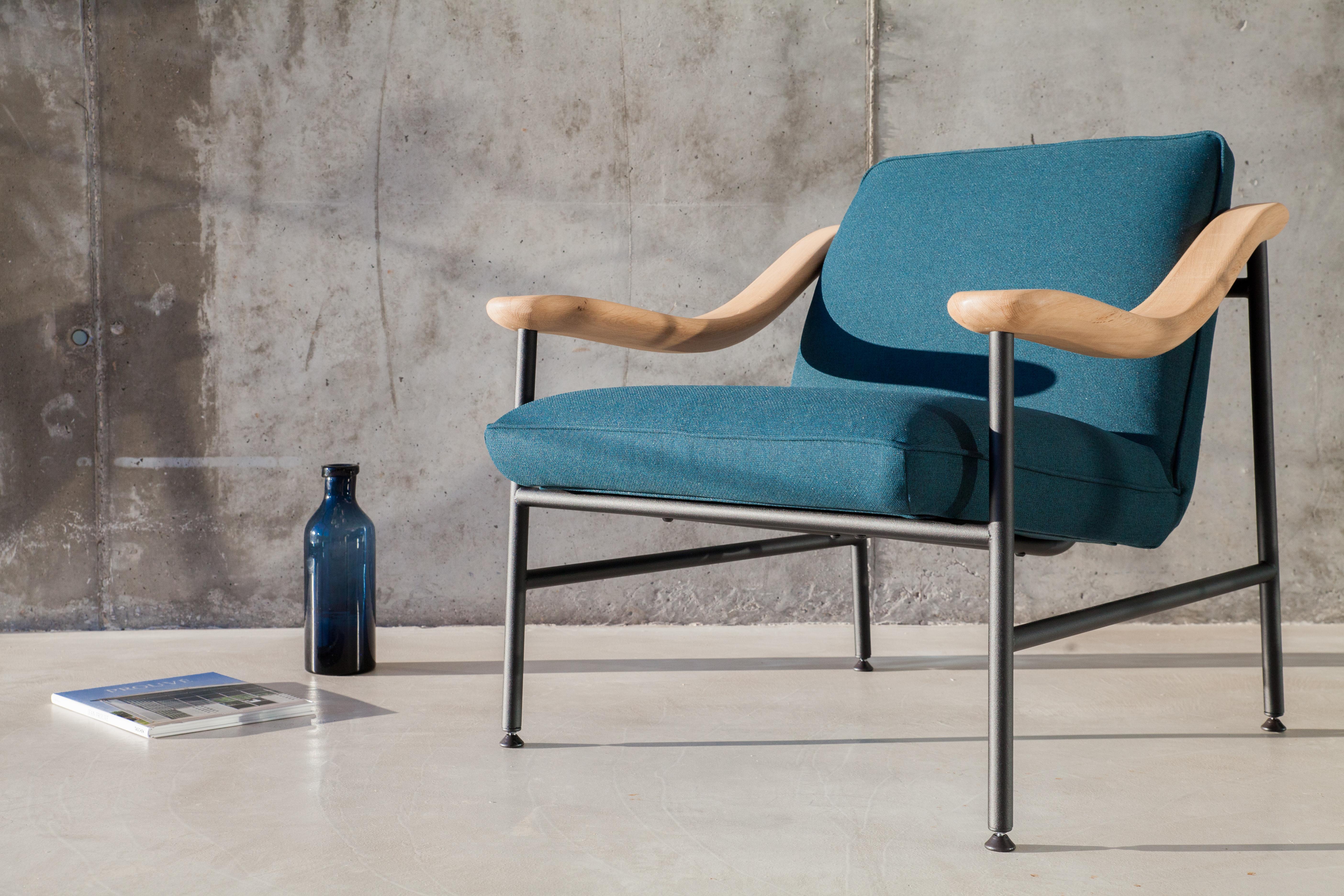 Henry Russell Blue Grey Lounge Chair Stainless Steel Frame Oak Armrests (Moderne) im Angebot
