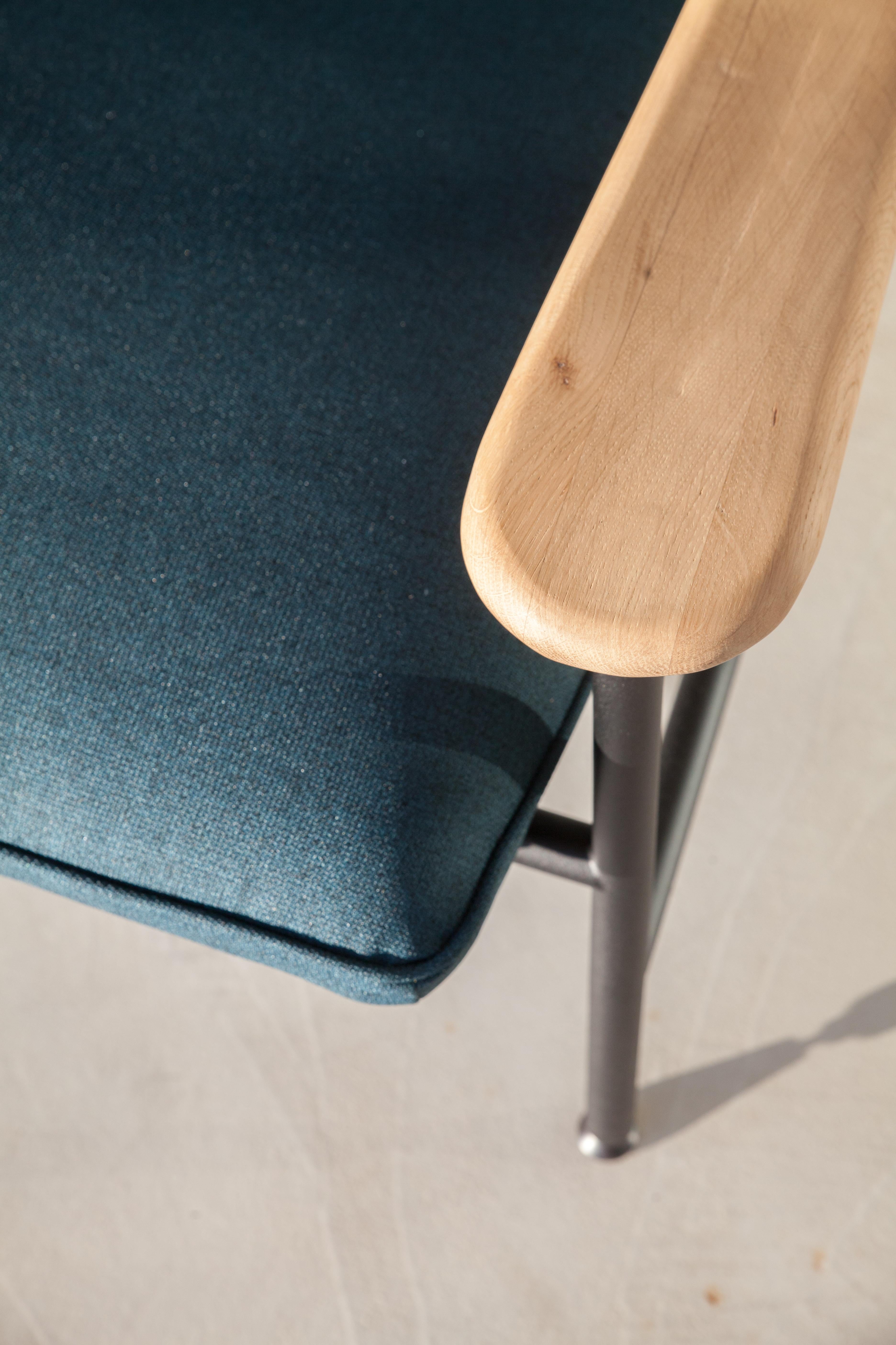 Henry Russell Blue Grey Lounge Chair Stainless Steel Frame Oak Armrests (Französisch) im Angebot