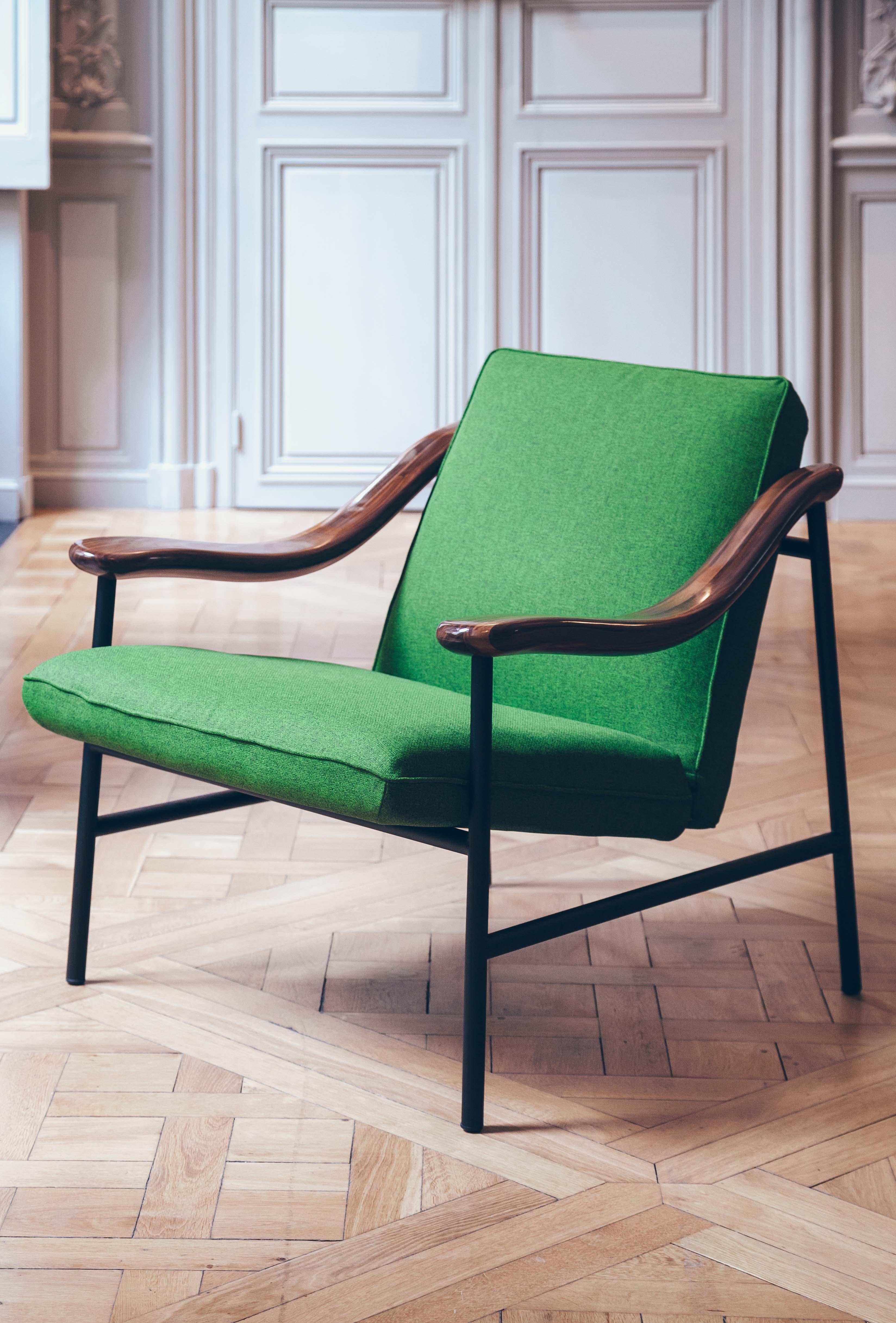 Henry Russell Green Lounge Chair Stainless Steel Frame Walnut Armrests (Französisch) im Angebot