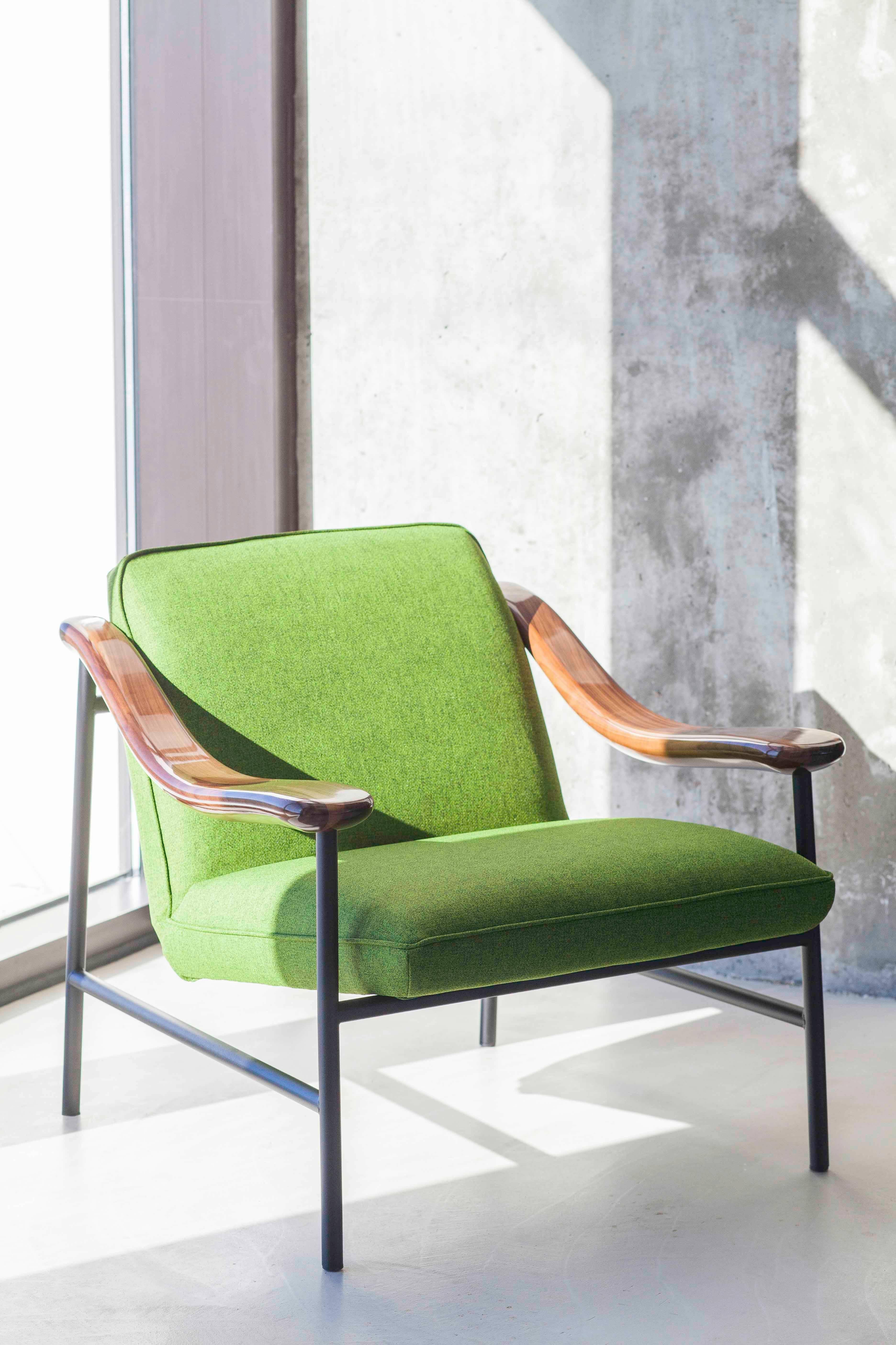 Henry Russell Green Lounge Chair Stainless Steel Frame Walnut Armrests (Pulverbeschichtet) im Angebot