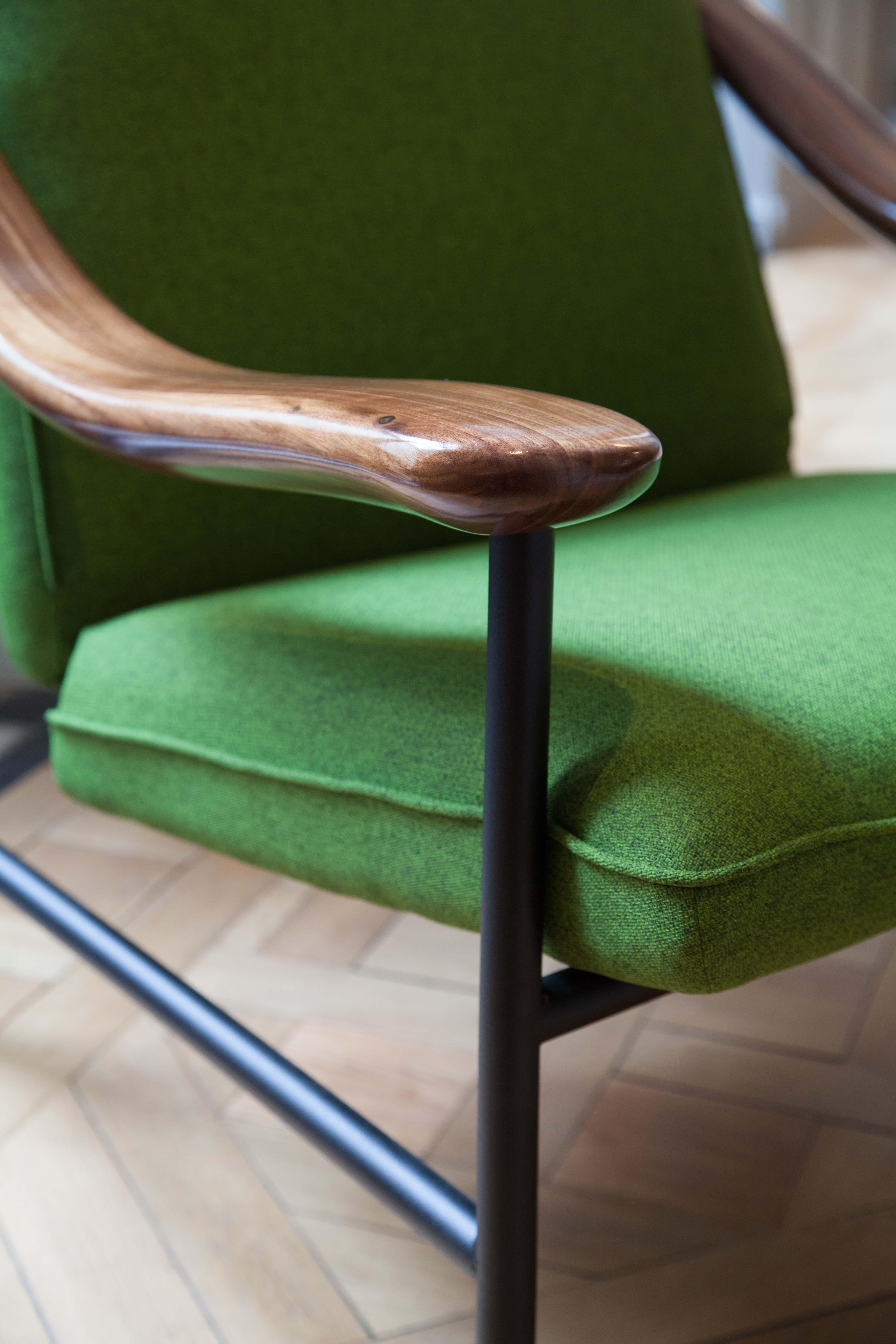 Henry Russell Green Lounge Chair Stainless Steel Frame Walnut Armrests (Edelstahl) im Angebot