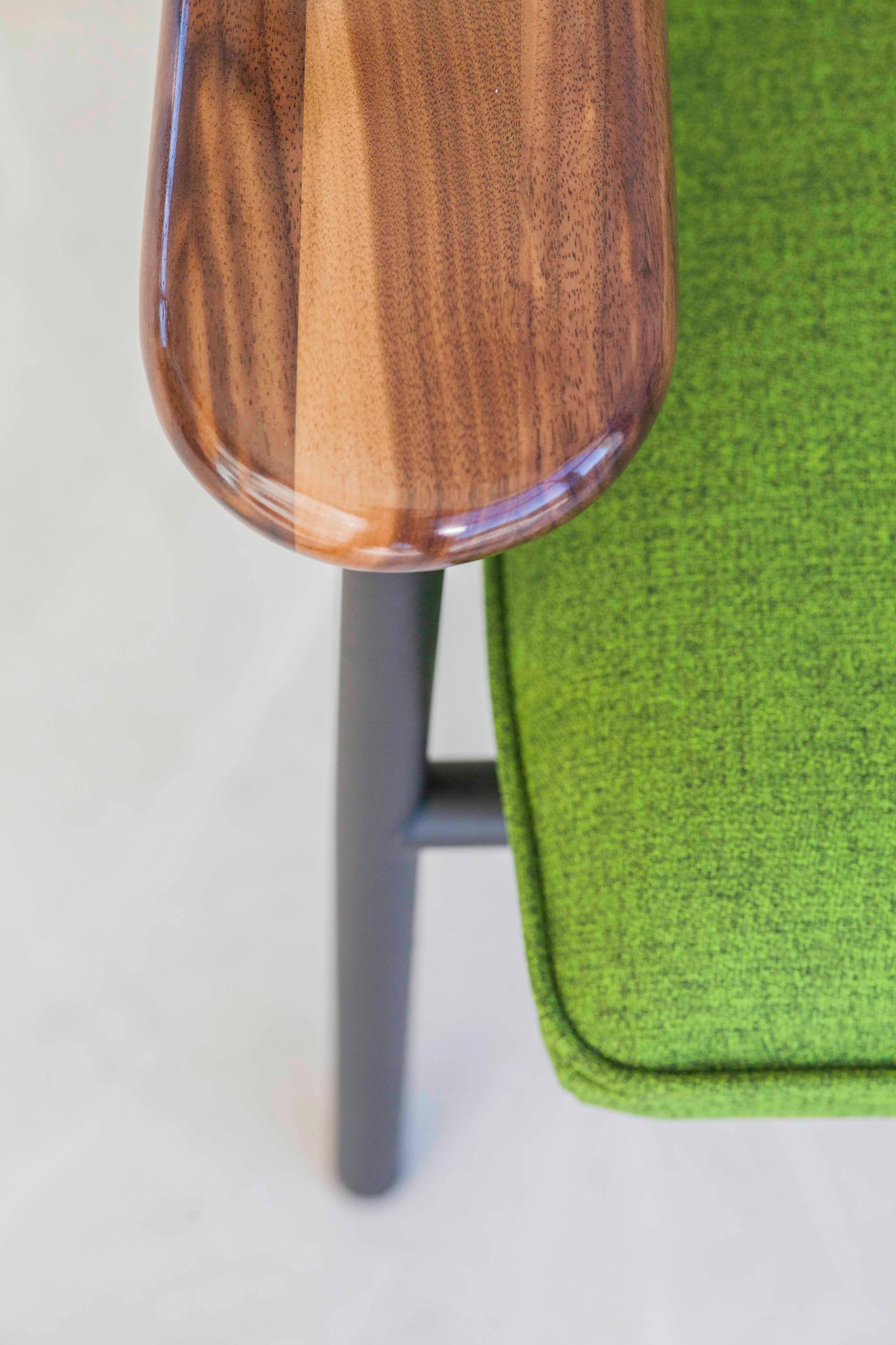 Henry Russell Red Lounge Chair Stainless Steel Frame Walnut Armrests (21. Jahrhundert und zeitgenössisch) im Angebot