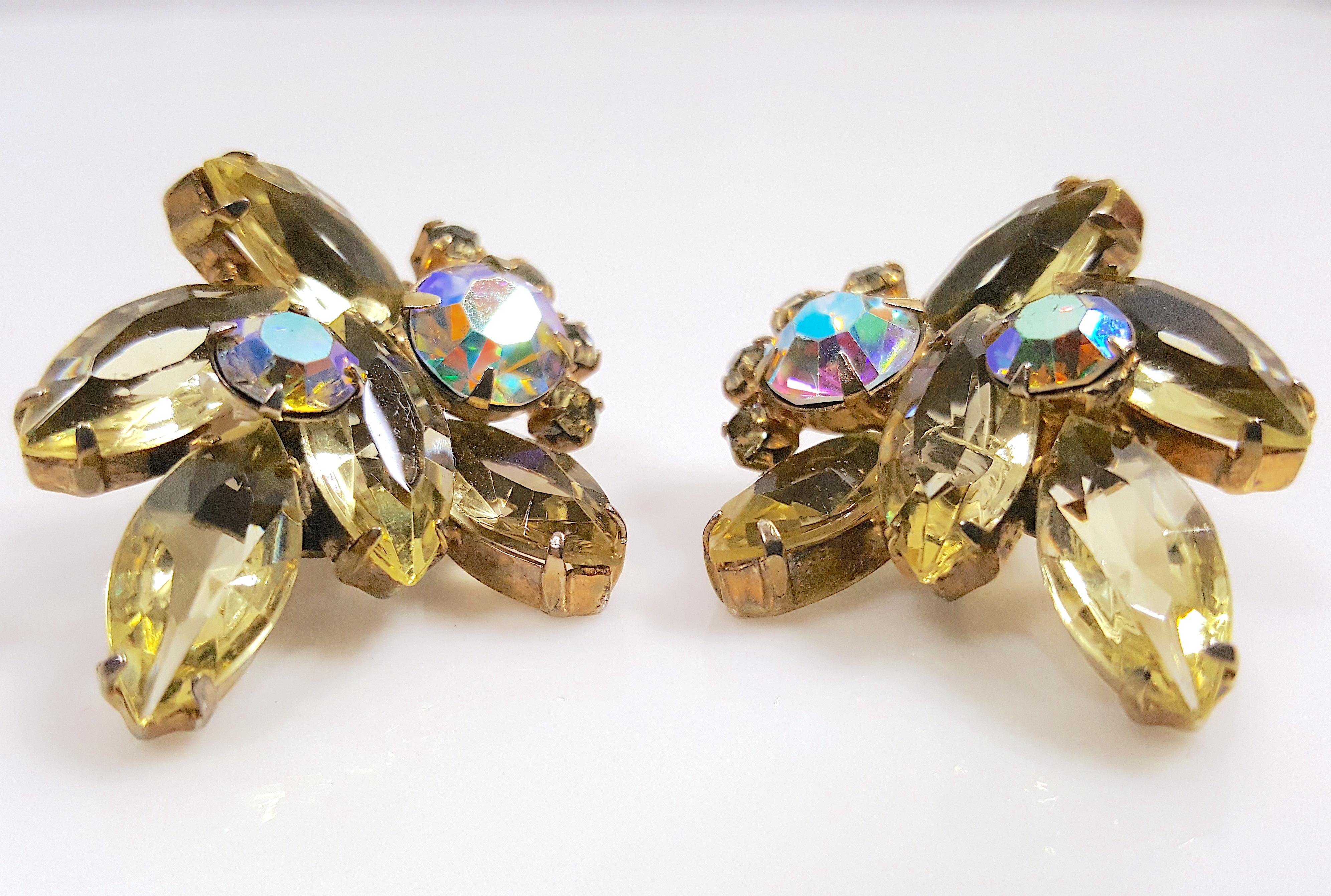 Schreiner 1950s 22 RuffleProngSetCrystals PaleYellow AuroraBorealis ClipEarrings In Good Condition For Sale In Chicago, IL