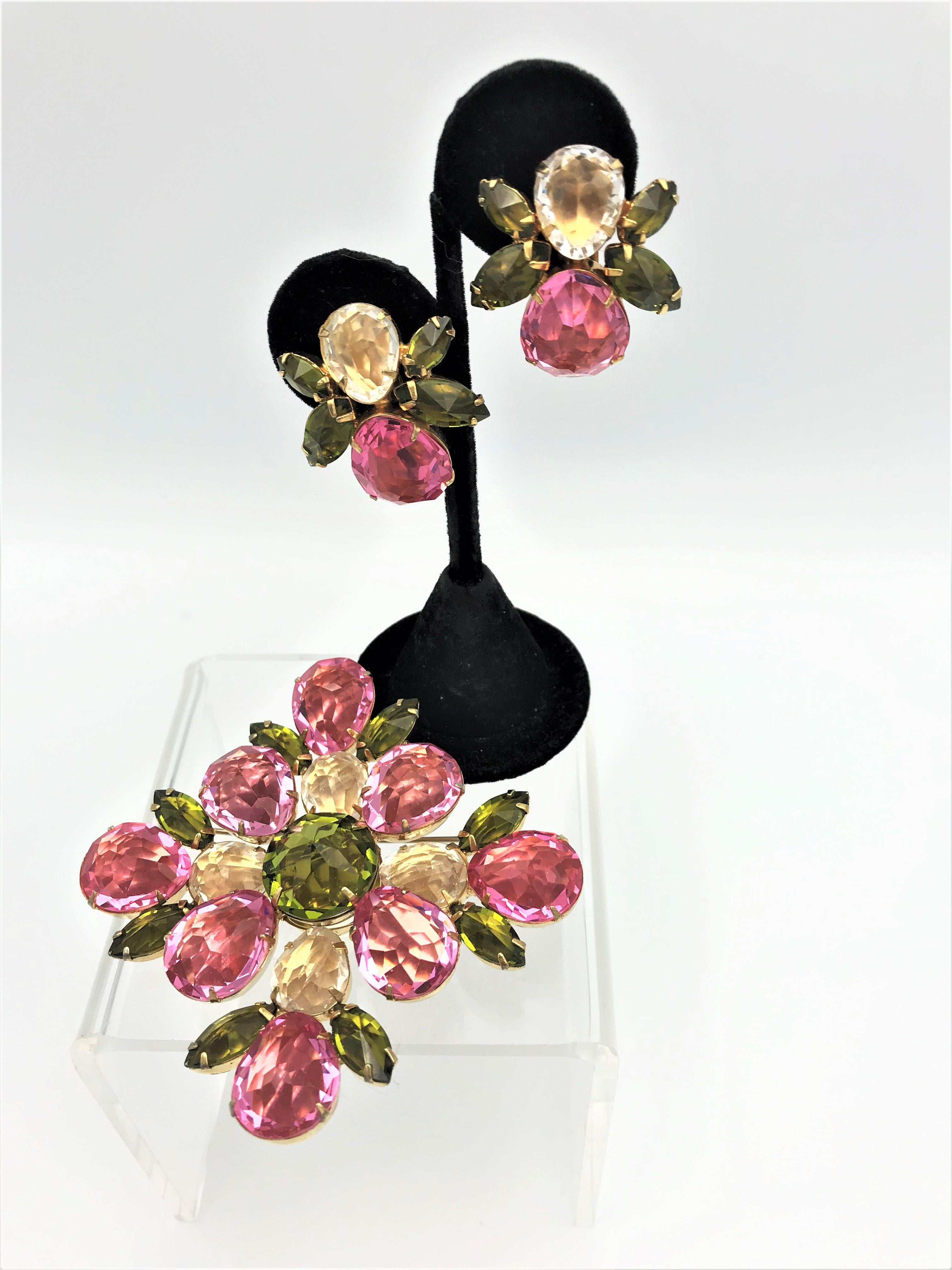 Henry Schreiner NY pink and green colored  brooch with matching ear clips 1960s In Excellent Condition In Stuttgart, DE