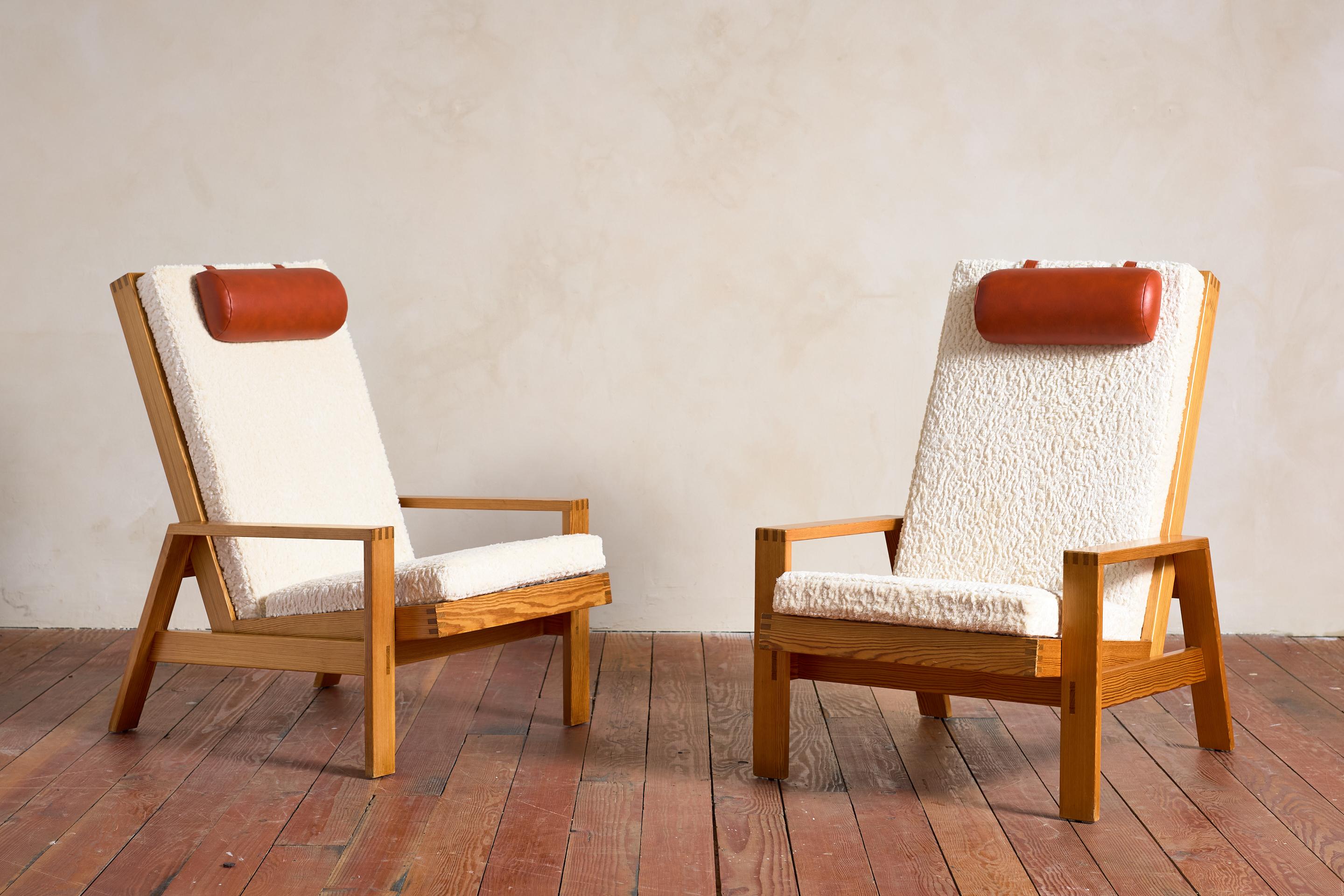 Gran pareja de sillones Henry Schubell, Dinamarca Años 60

Armazón de madera angular con respaldos de listones y detalle de ensamblaje de dedos 

Recién tapizado en terciopelo de corte belga y reposacabezas originales

Diseño limpio y elegante 