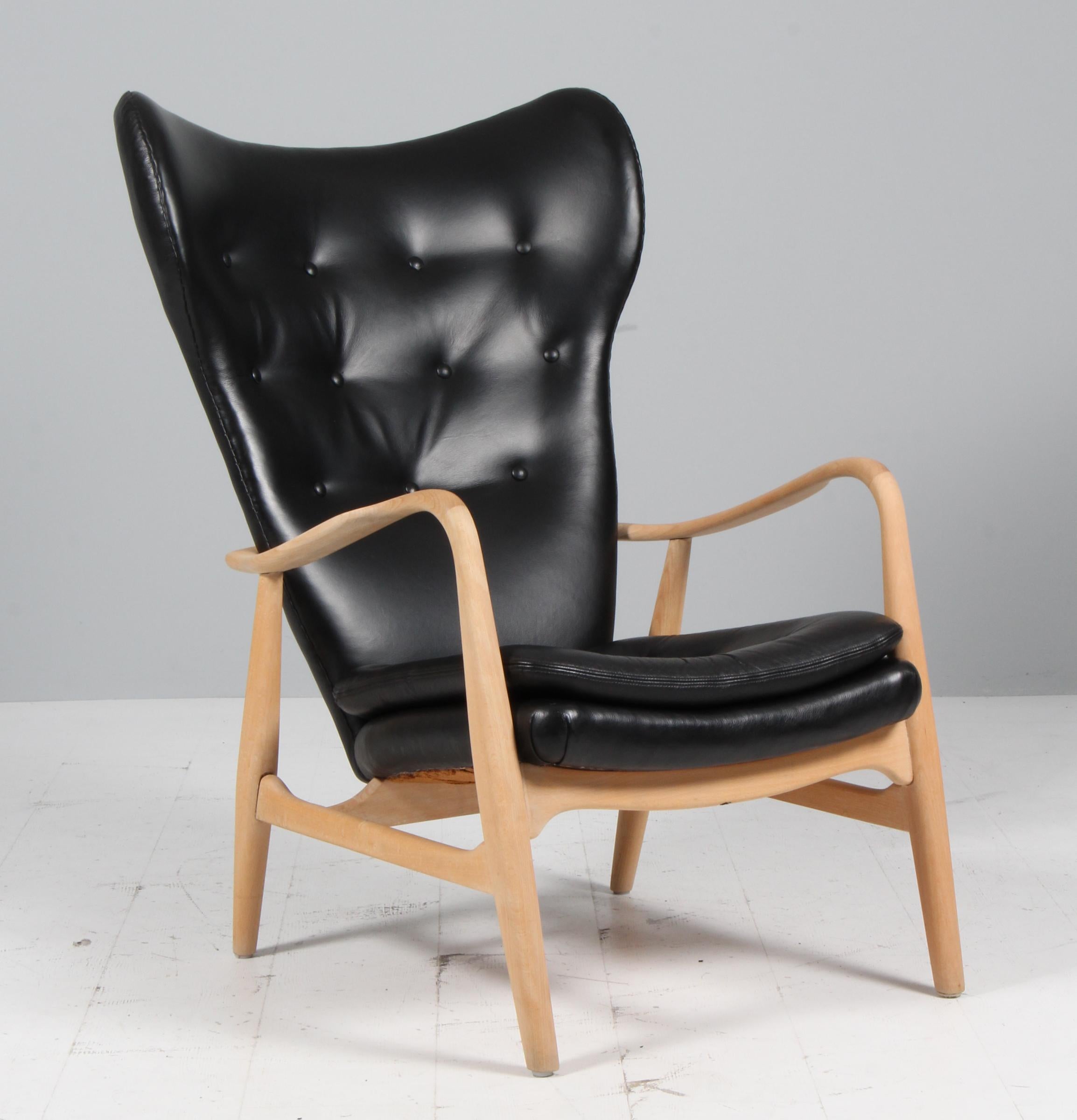 Sillón Henry Schubell tapizado en piel negra.

Estructura de haya tratada con jabón.

Fabricado por Madsen & Schubell.