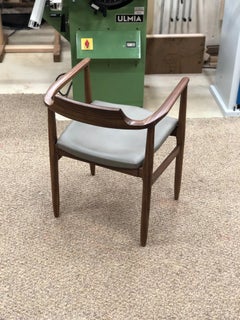 Sillón "Henry" de nogal con tapicería de piel, por Brian Holcombe
