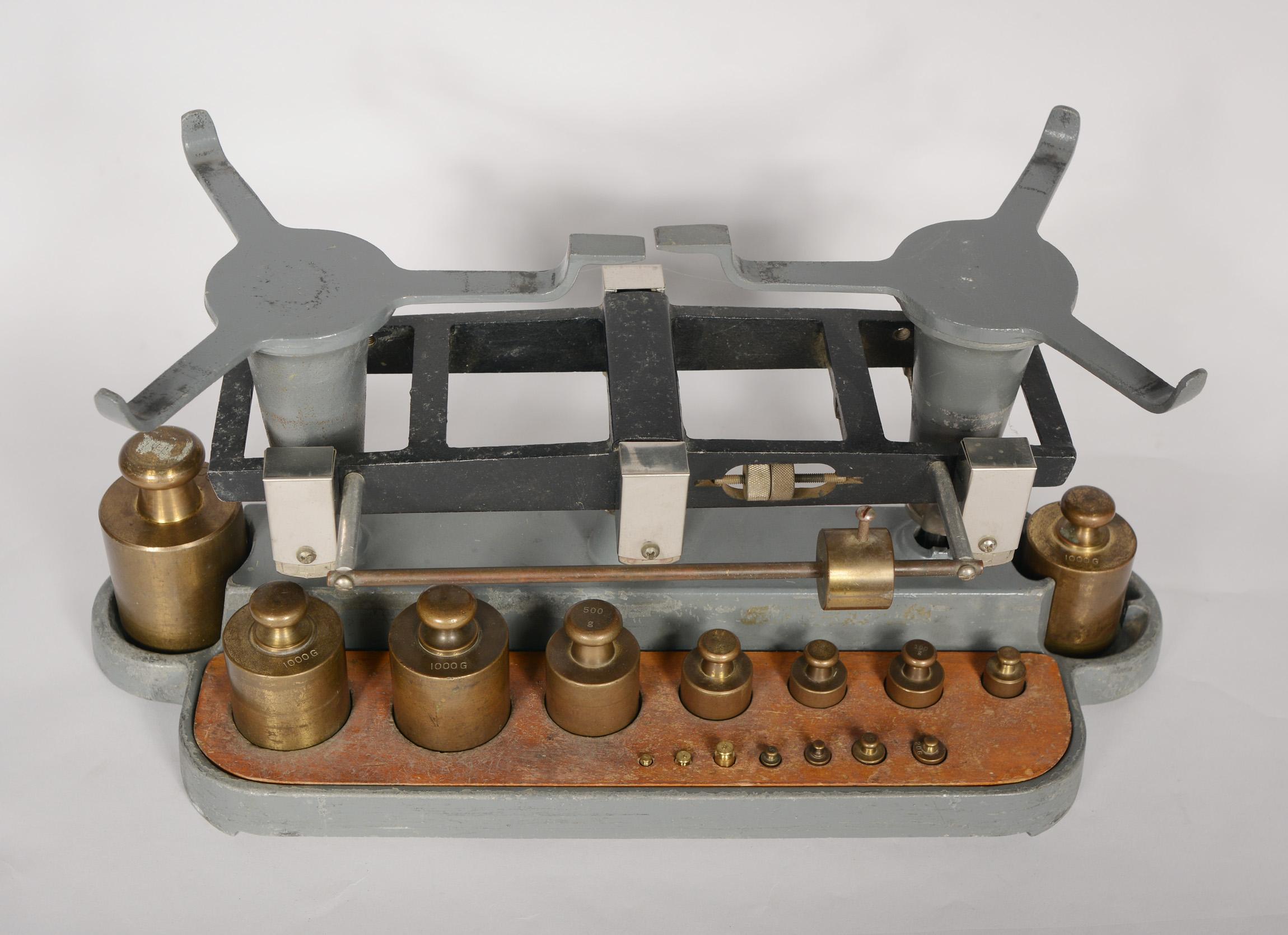 Henry Troemer Balance Scale with Weights in Aluminum Carrying Case 3