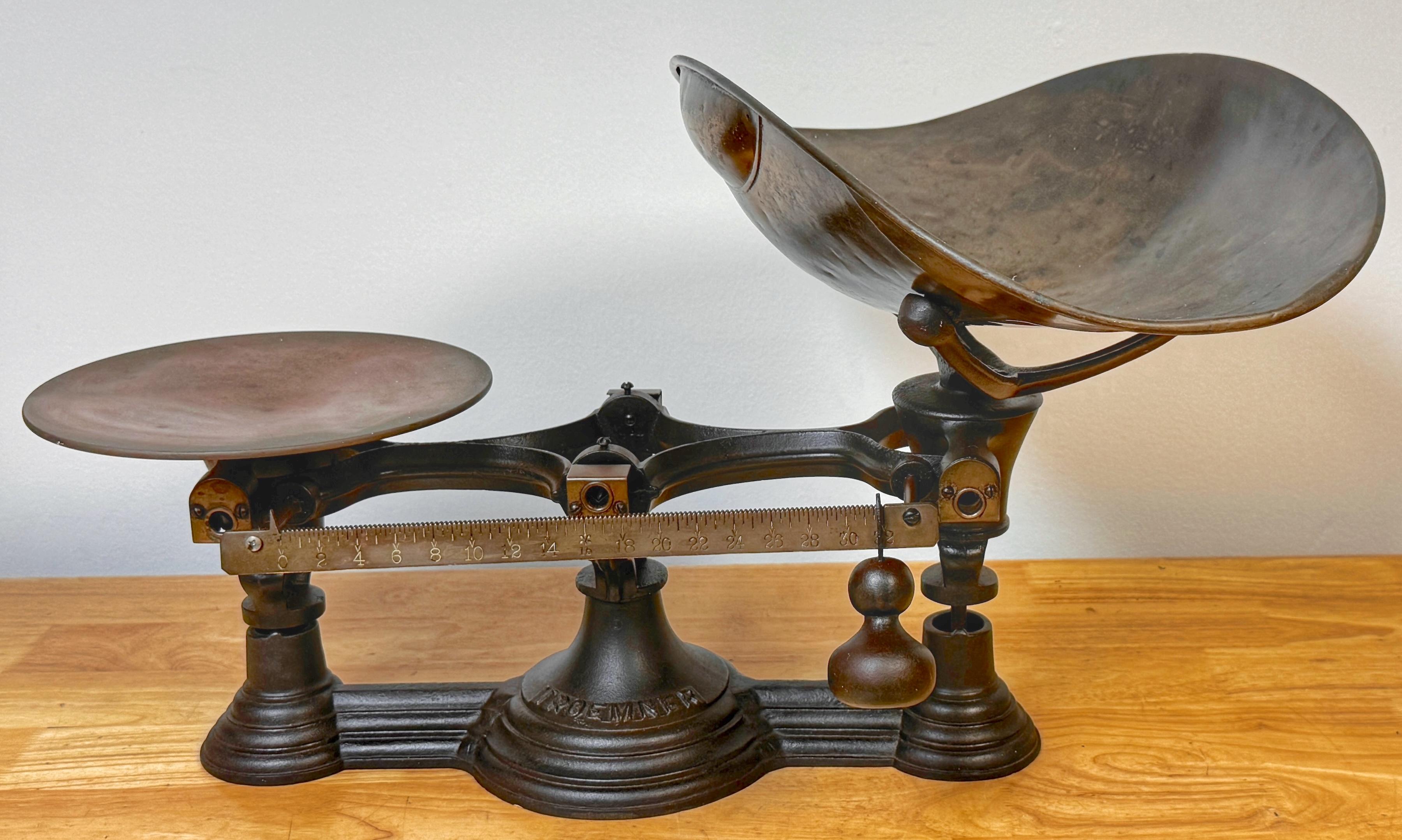 Balanza de hierro fundido y metal para botica Henry Troemner nº 1-Circa 1890

Esta balanza Henry Troemner n.º 1 es una notable balanza antigua de hierro fundido, probablemente fabricada entre finales del siglo XIX y principios del XX por Henry