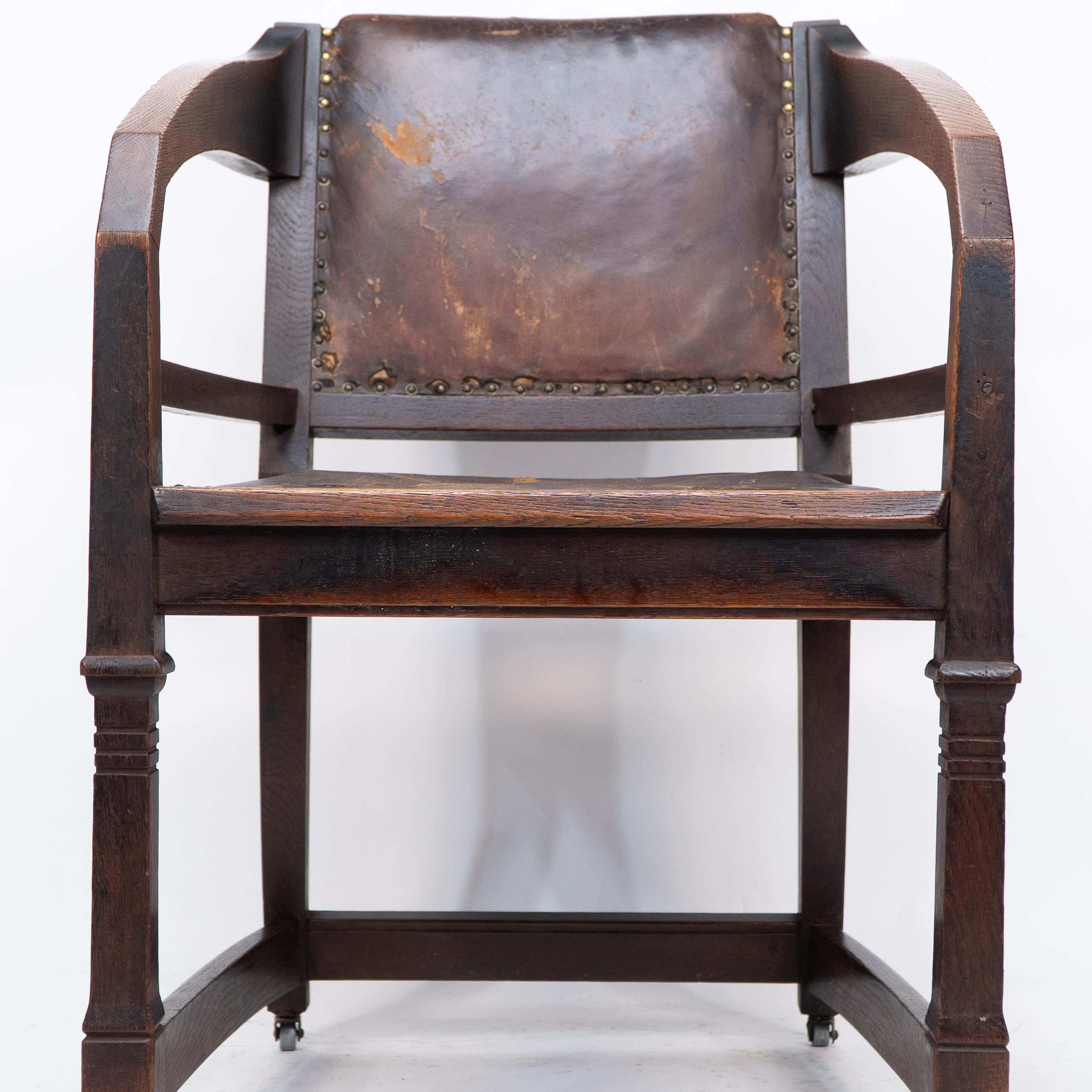 Henry van de Velde Style d'un fauteuil en chêne Arts & Craft cuir d'origine en vente 3