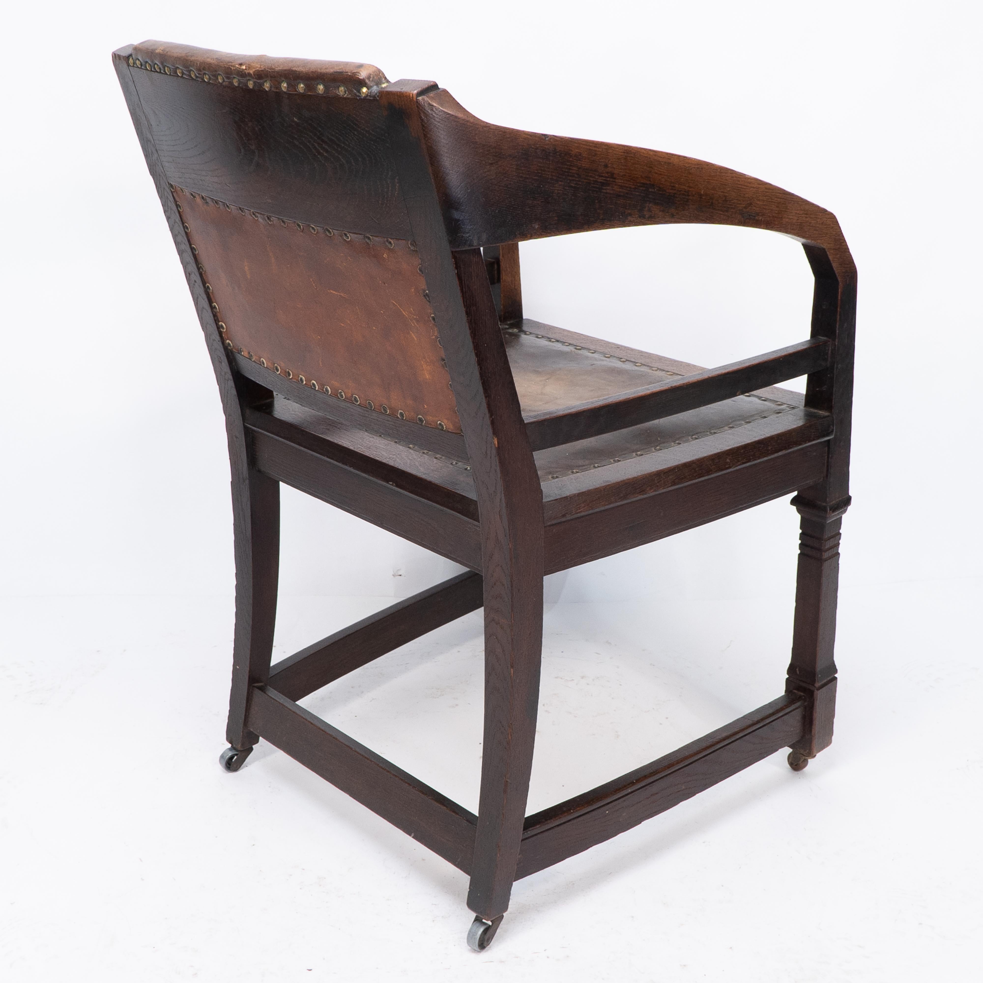 Henry van de Velde Style d'un fauteuil en chêne Arts & Craft cuir d'origine en vente 10