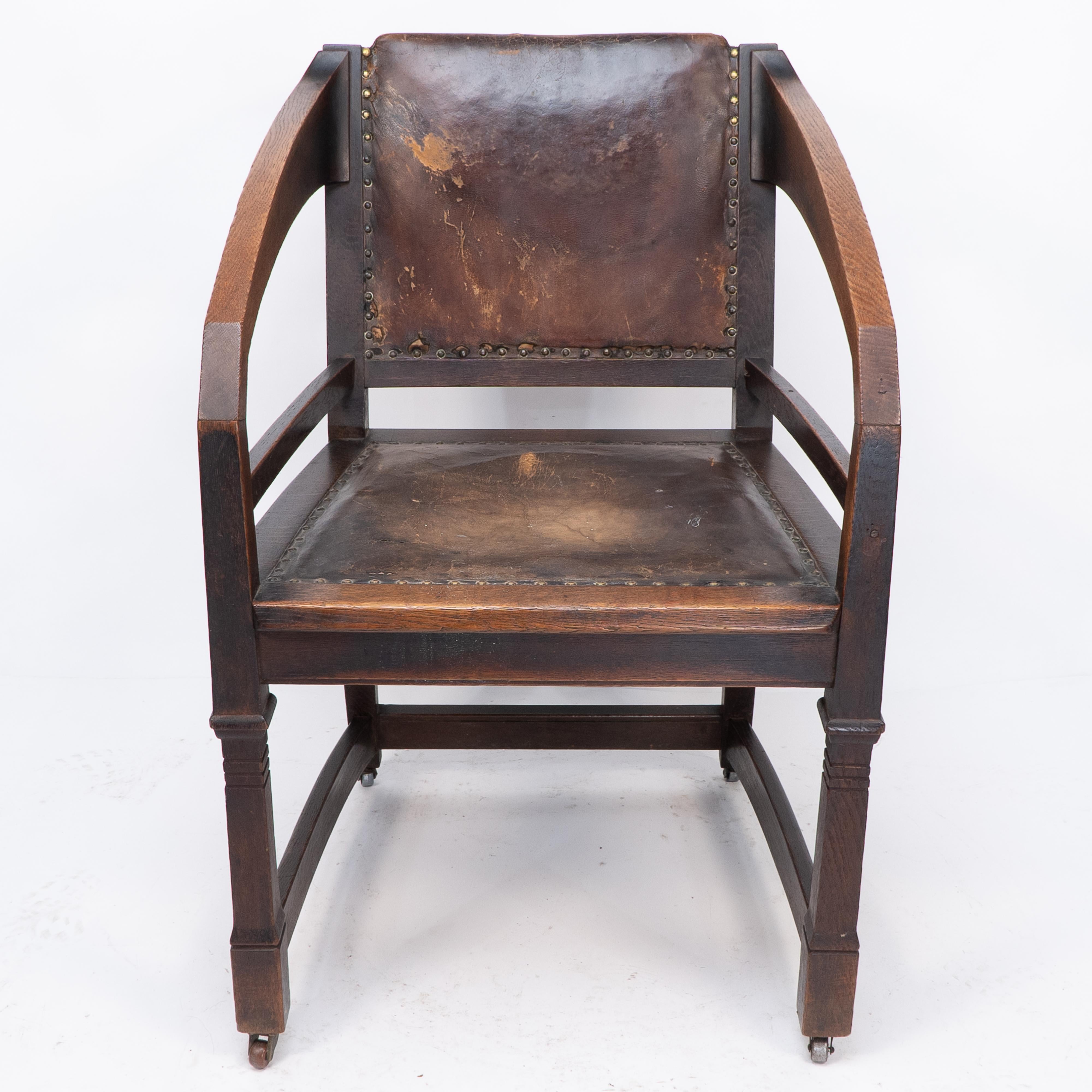 Henry Van De Velde, dans le style de, 
Un impressionnant fauteuil en chêne de style Arts & Crafts, finement réalisé avec le cuir d'origine.

Mesures :
Hauteur au dos 35.5 pouces
Hauteur de l'avant des bras 28.5 pouces
Hauteur du siège 19.25