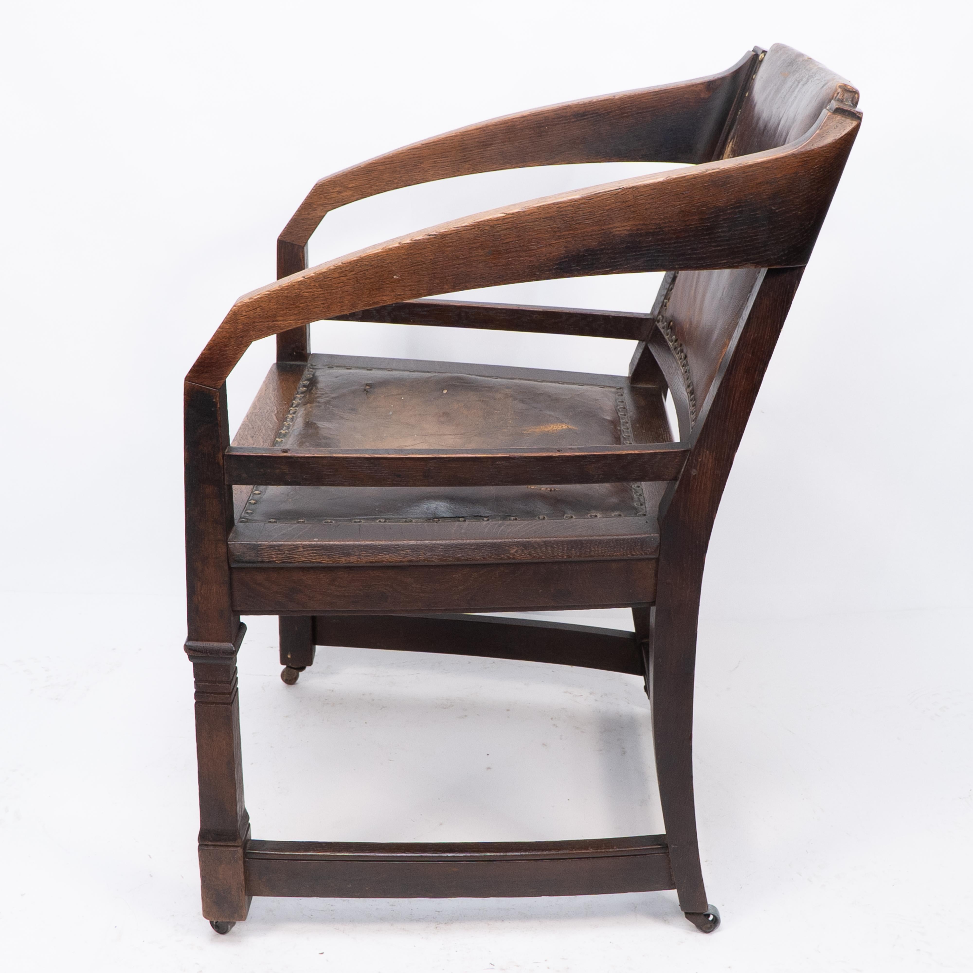 Européen Henry van de Velde Style d'un fauteuil en chêne Arts & Craft cuir d'origine en vente