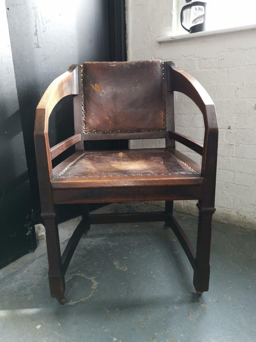 Henry van de Velde Style of an Arts & Crafts Oak Armchair Original Leather In Good Condition For Sale In London, GB