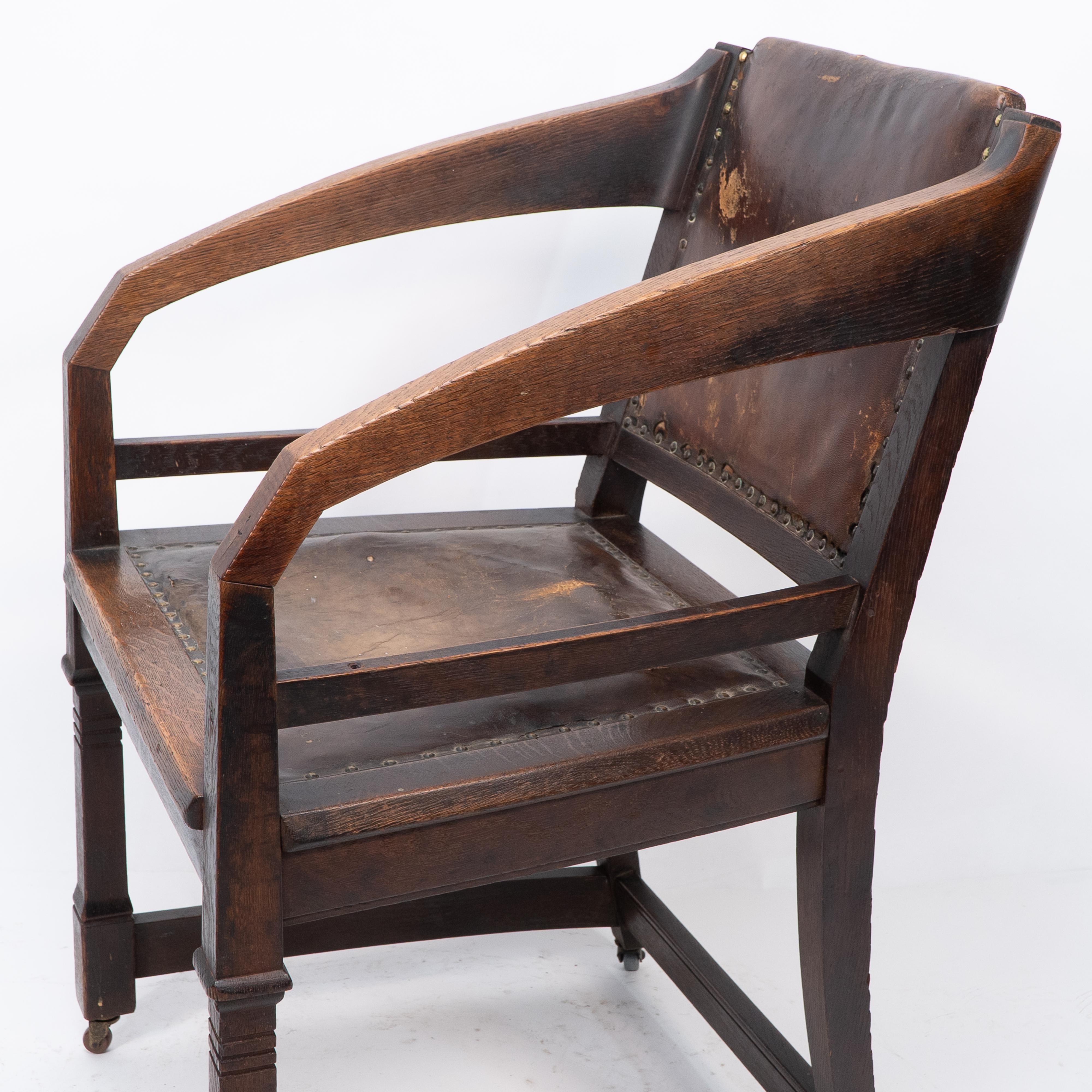 Début du 20ème siècle Henry van de Velde Style d'un fauteuil en chêne Arts & Craft cuir d'origine en vente