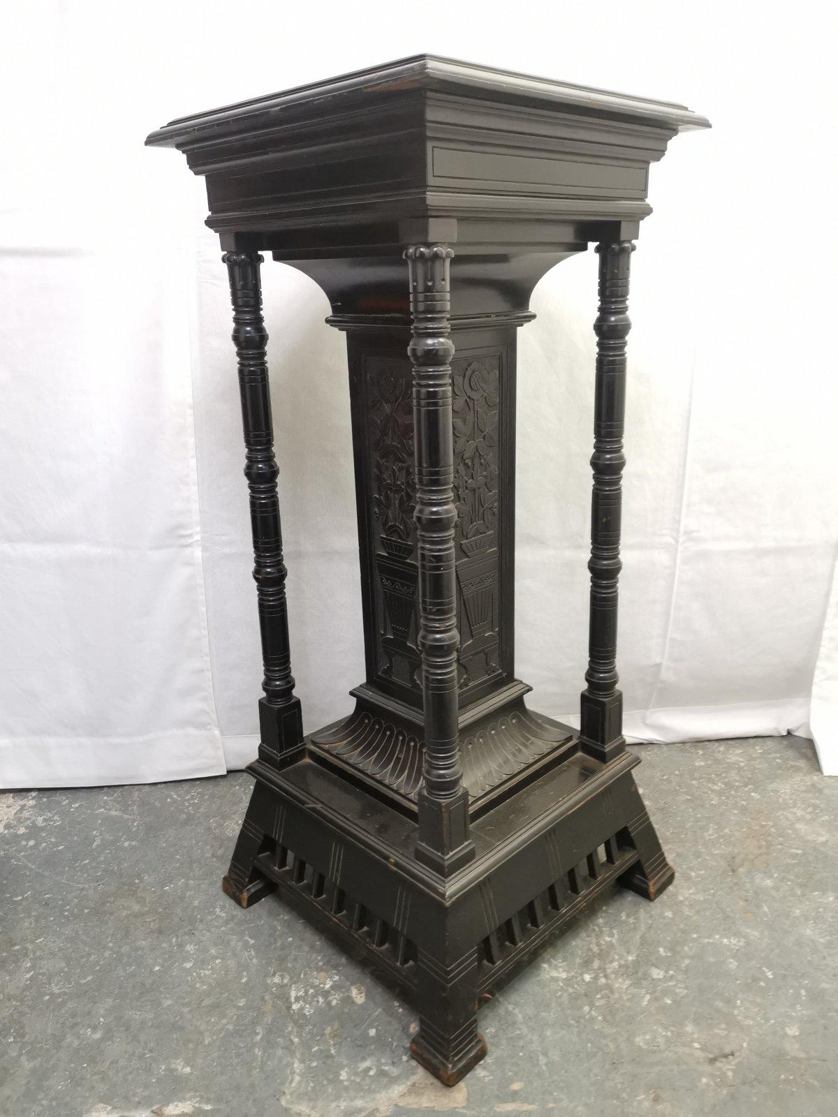 Anglais Henry W Batley Aesthetic Movement Pedestal Stand ébonisé avec tournesols sculptés en vente