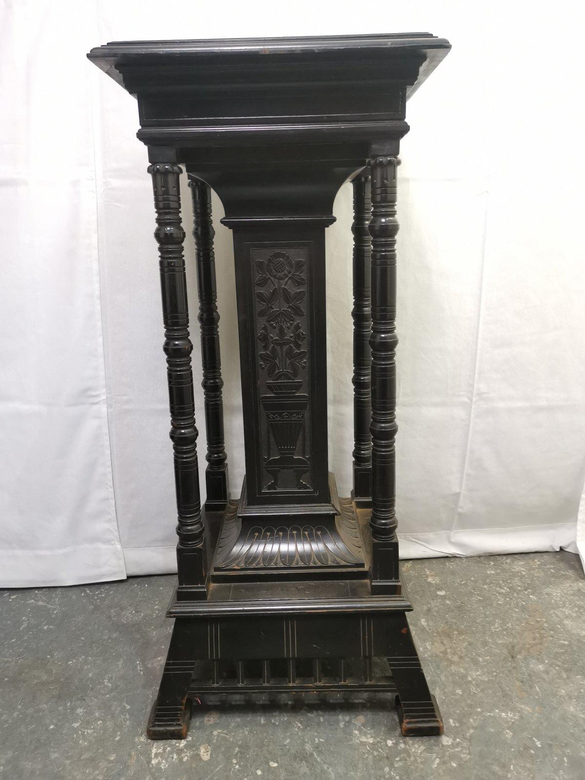 Henry W Batley Aesthetic Movement Ebonised Pedestal Stand with Carved Sunflowers In Good Condition For Sale In London, GB