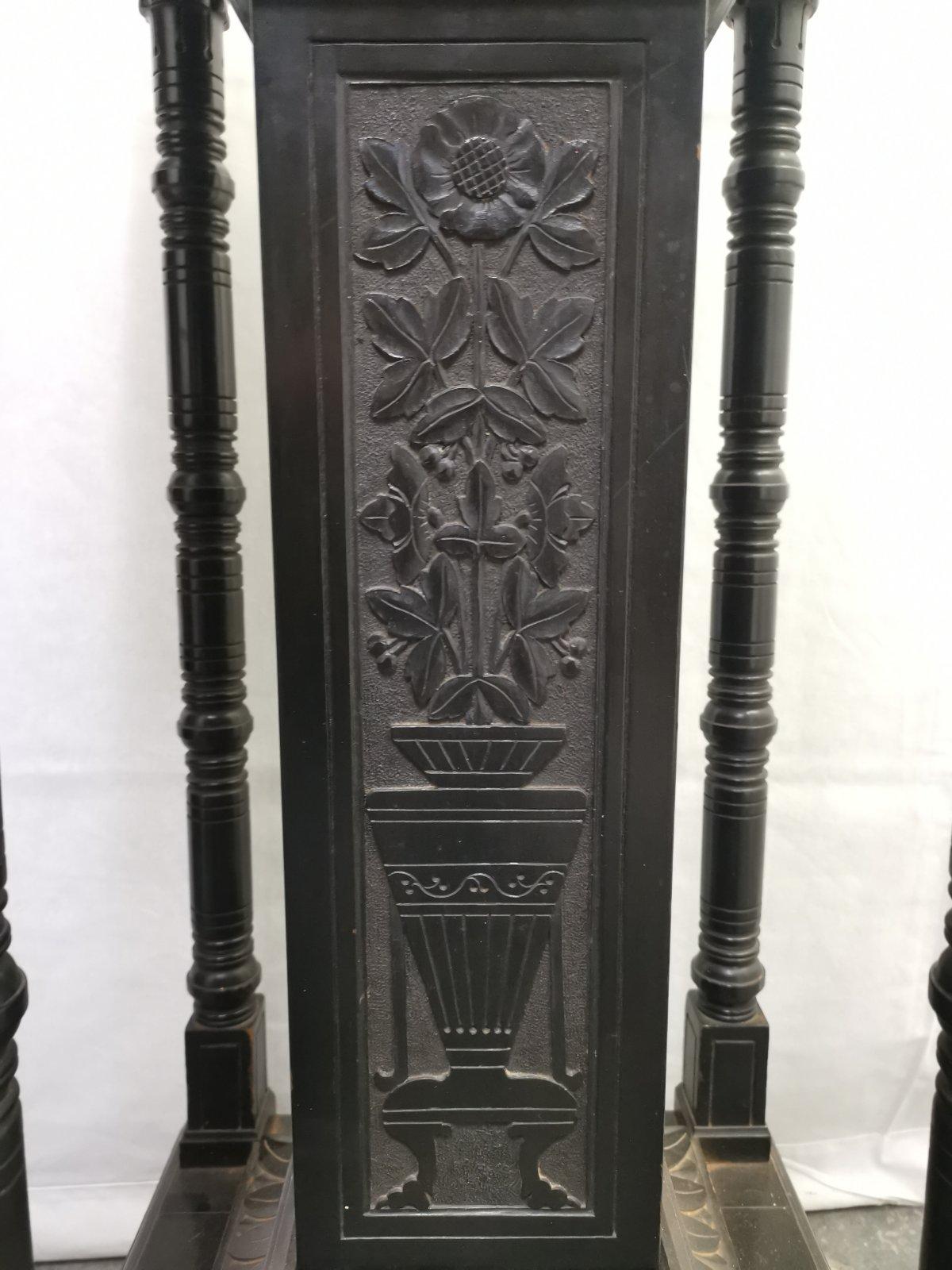 Fin du XIXe siècle Henry W Batley Aesthetic Movement Pedestal Stand ébonisé avec tournesols sculptés en vente