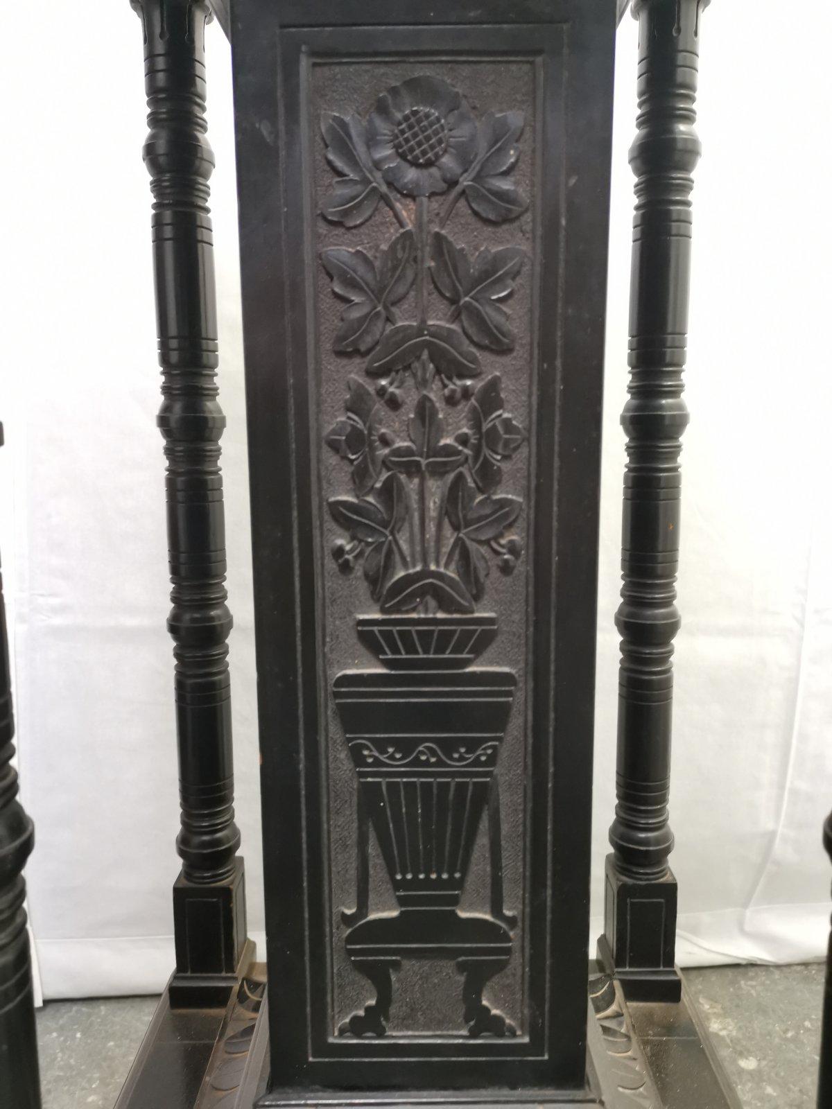 Henry W Batley Aesthetic Movement Pedestal Stand ébonisé avec tournesols sculptés en vente 1