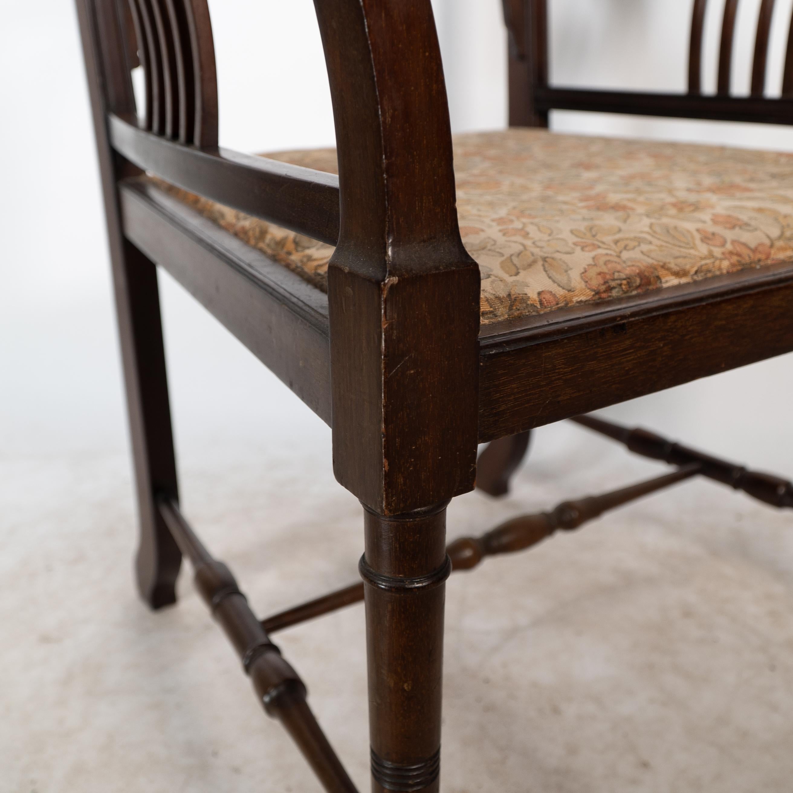 Henry W Batley attr. Un sillón de nogal del Aesthetic Movement con toques sinuosos. en venta 3