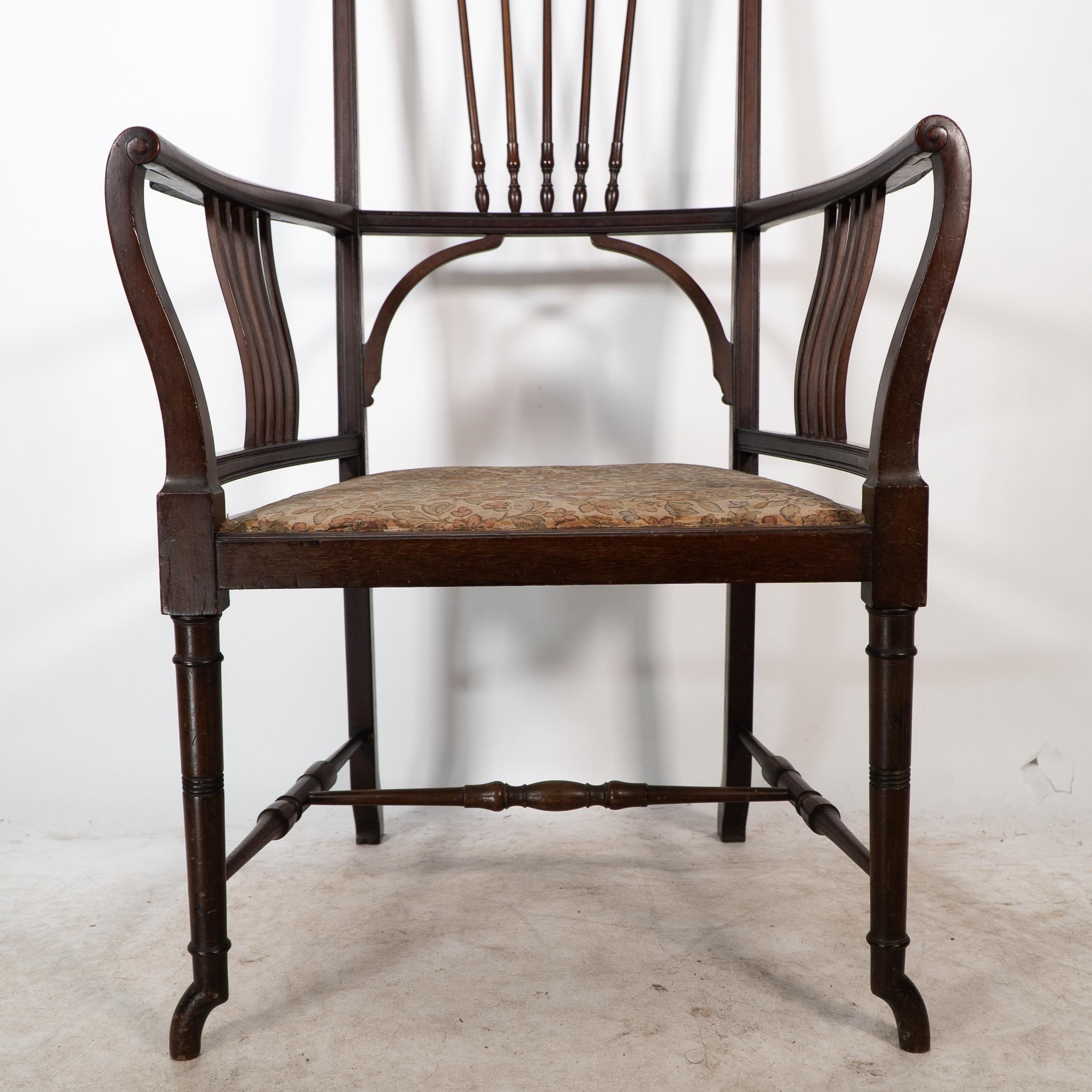 Henry W Batley attr. Un sillón de nogal del Aesthetic Movement con toques sinuosos. en venta 4