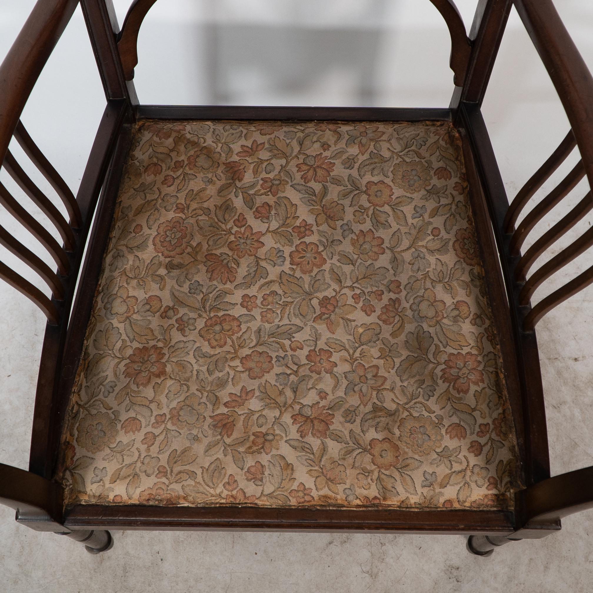 Henry W Batley attr. Un sillón de nogal del Aesthetic Movement con toques sinuosos. en venta 5