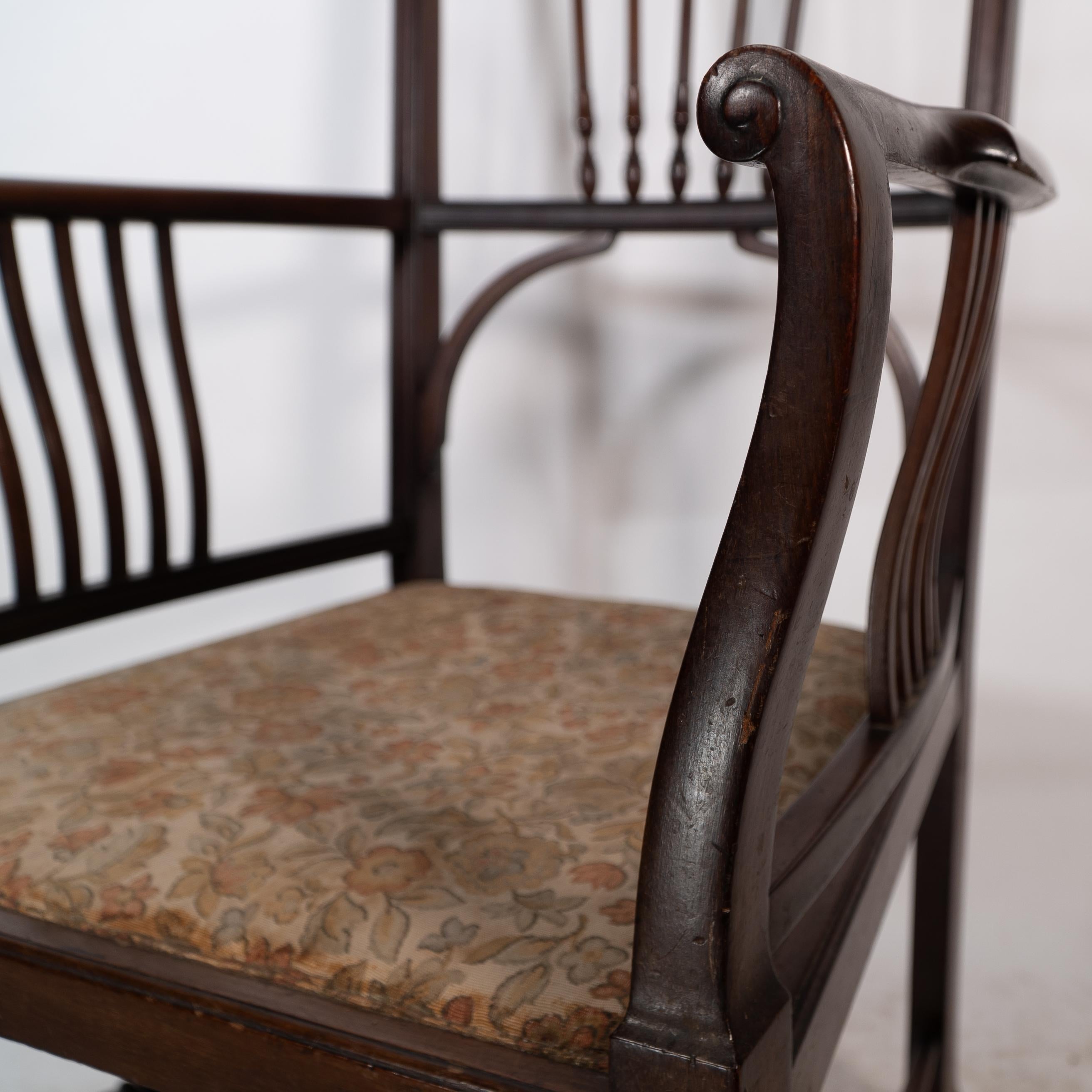 Henry W Batley attr. Un sillón de nogal del Aesthetic Movement con toques sinuosos. en venta 6