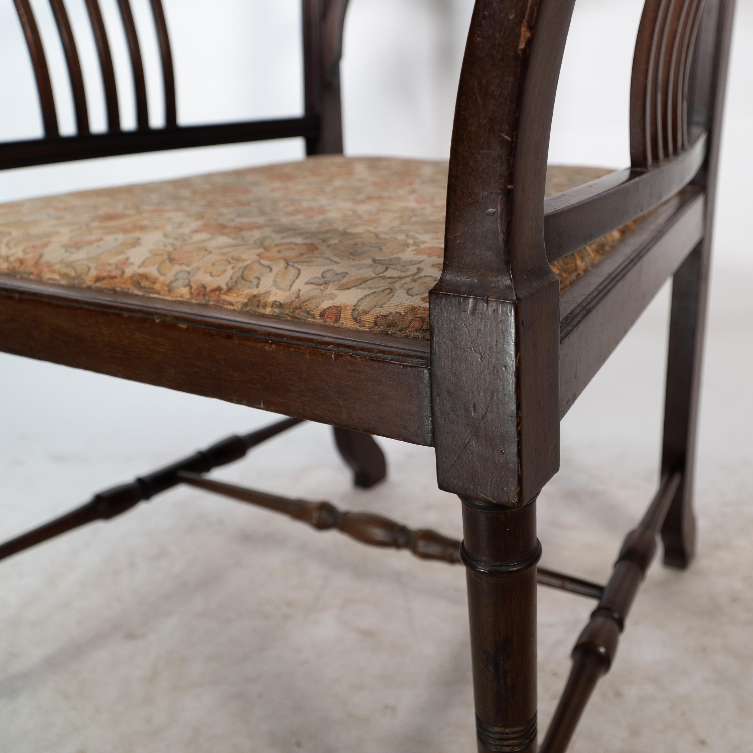 Henry W Batley attr. Un sillón de nogal del Aesthetic Movement con toques sinuosos. en venta 7