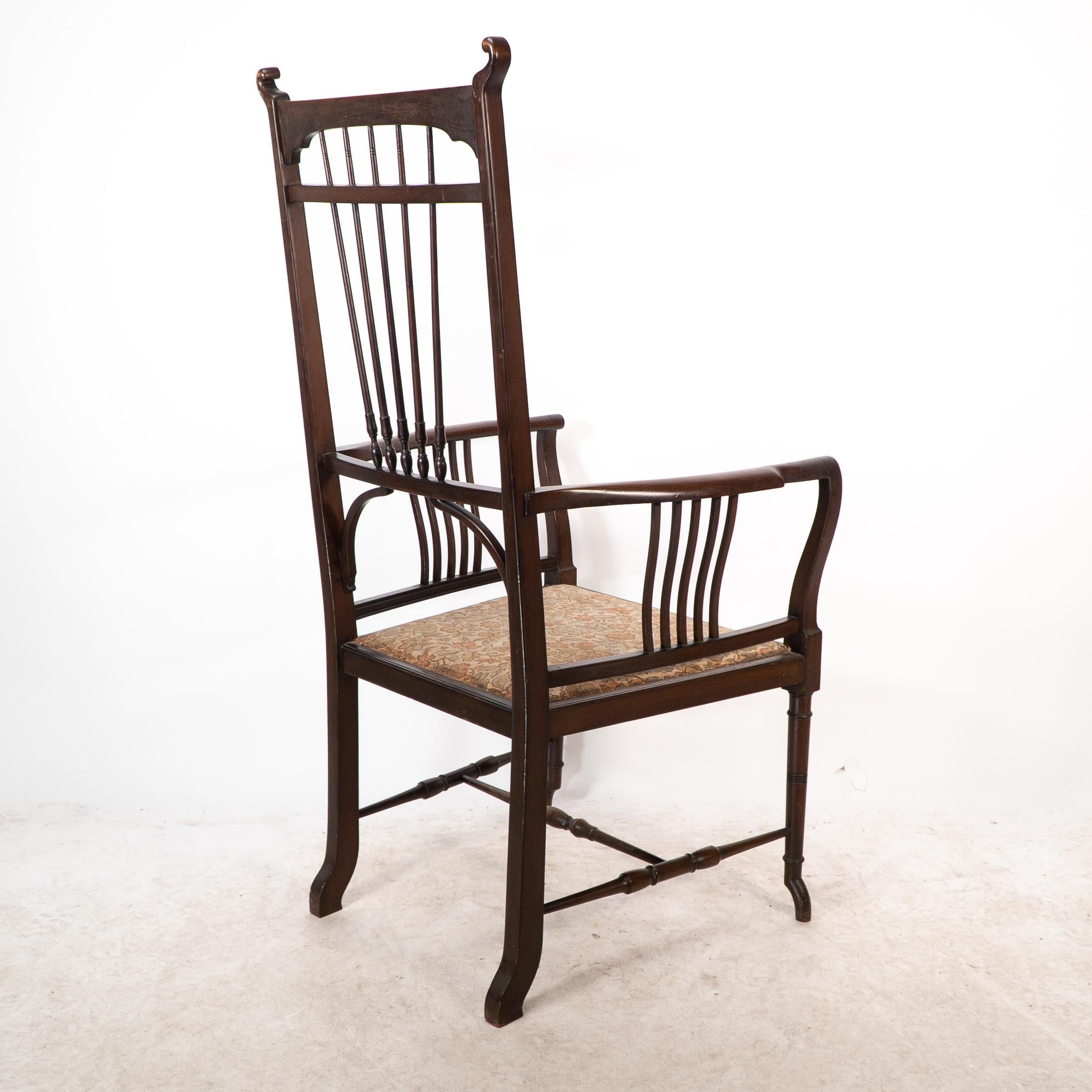 Henry W Batley attr. Un sillón de nogal del Aesthetic Movement con toques sinuosos. en venta 9