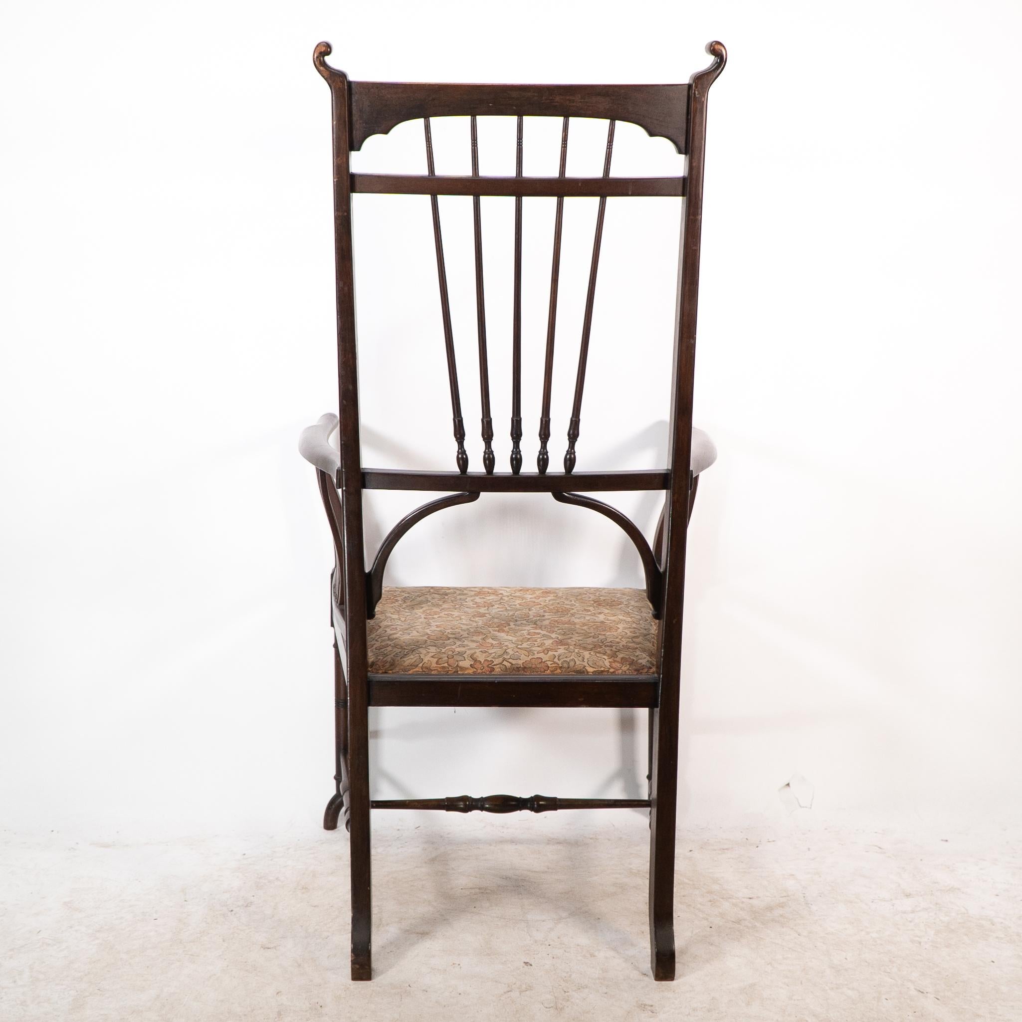 Henry W Batley attr. Un sillón de nogal del Aesthetic Movement con toques sinuosos. en venta 10