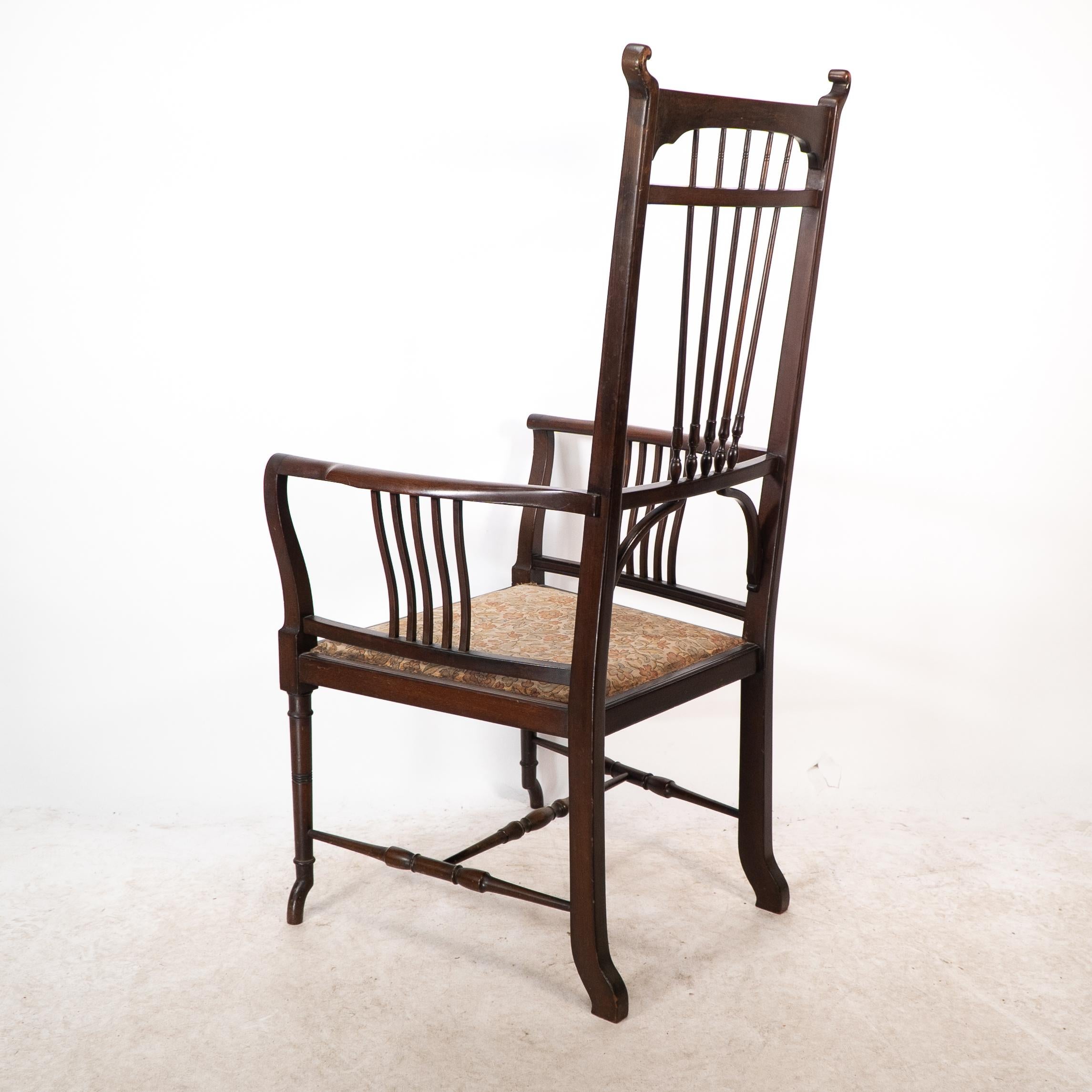 Henry W Batley attr. Un sillón de nogal del Aesthetic Movement con toques sinuosos. en venta 11