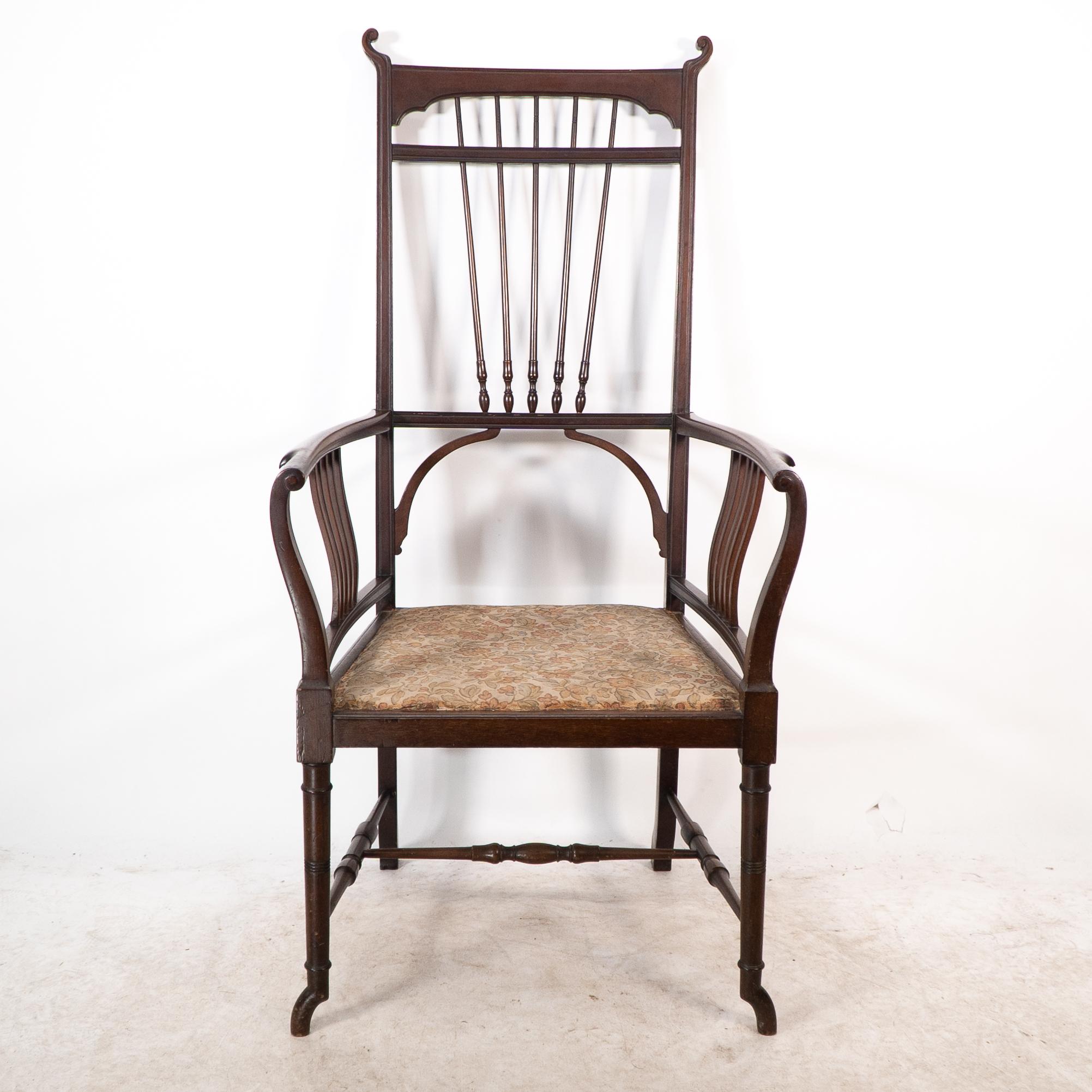 Henry W Batley attr. Un sillón de nogal del Aesthetic Movement con toques sinuosos. Movimiento estético en venta