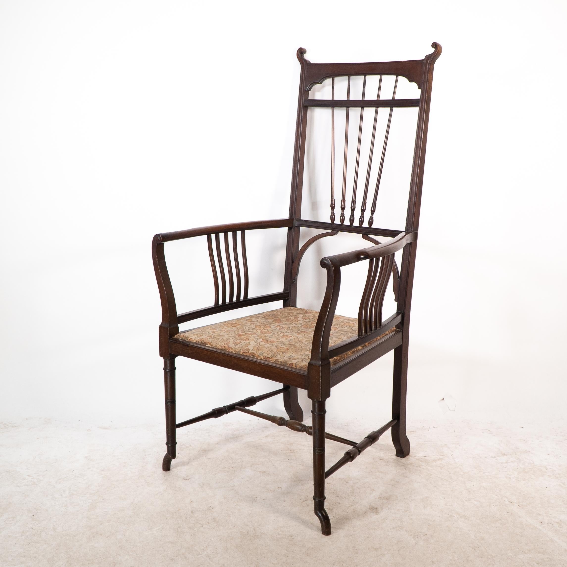Henry W Batley attr. Un sillón de nogal del Aesthetic Movement con toques sinuosos. Inglés en venta