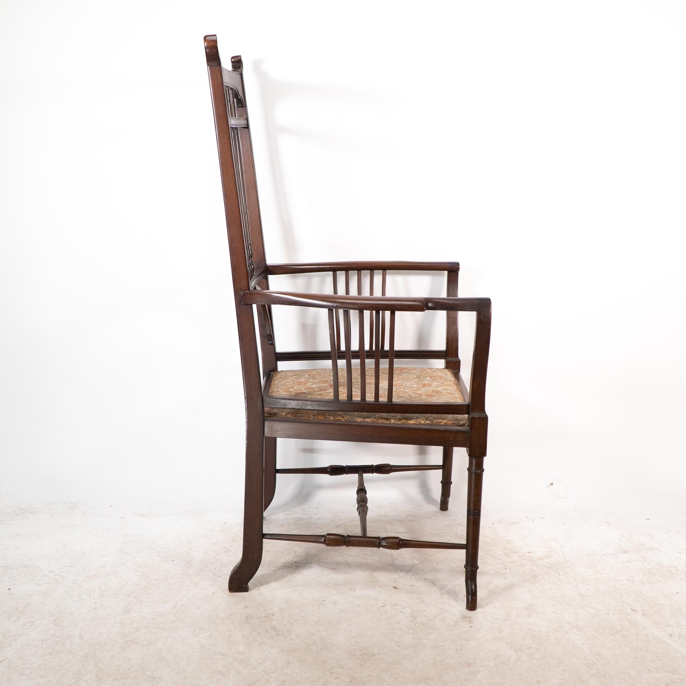 Henry W Batley attr. Un sillón de nogal del Aesthetic Movement con toques sinuosos. en Bueno estado para la venta en London, GB