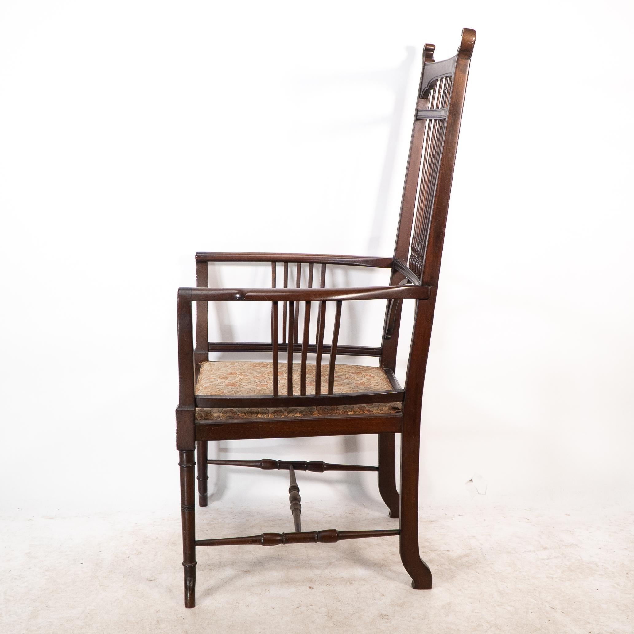 Henry W Batley attr. Un sillón de nogal del Aesthetic Movement con toques sinuosos. Fines del siglo XIX en venta