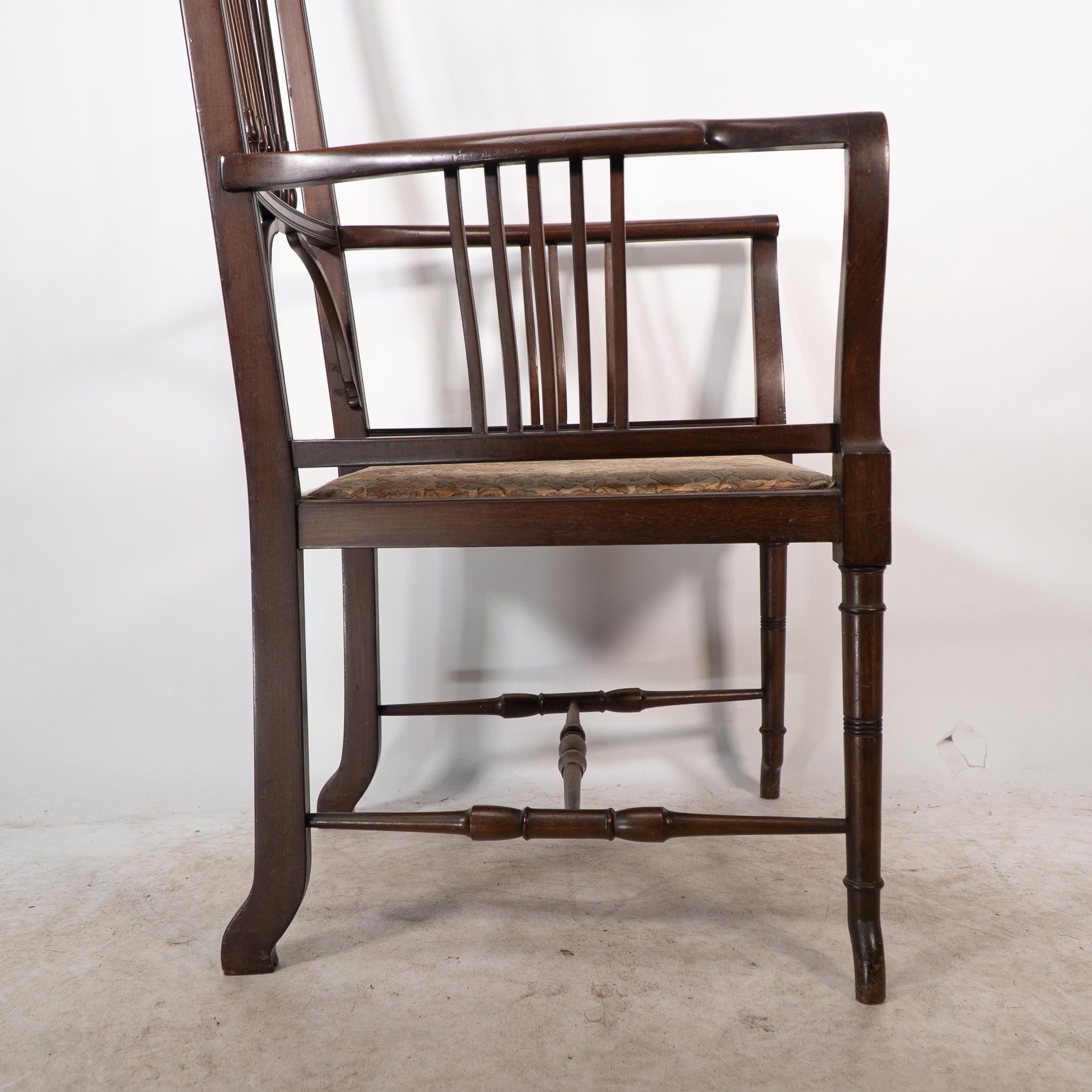 Henry W Batley attr. Un sillón de nogal del Aesthetic Movement con toques sinuosos. Caoba en venta