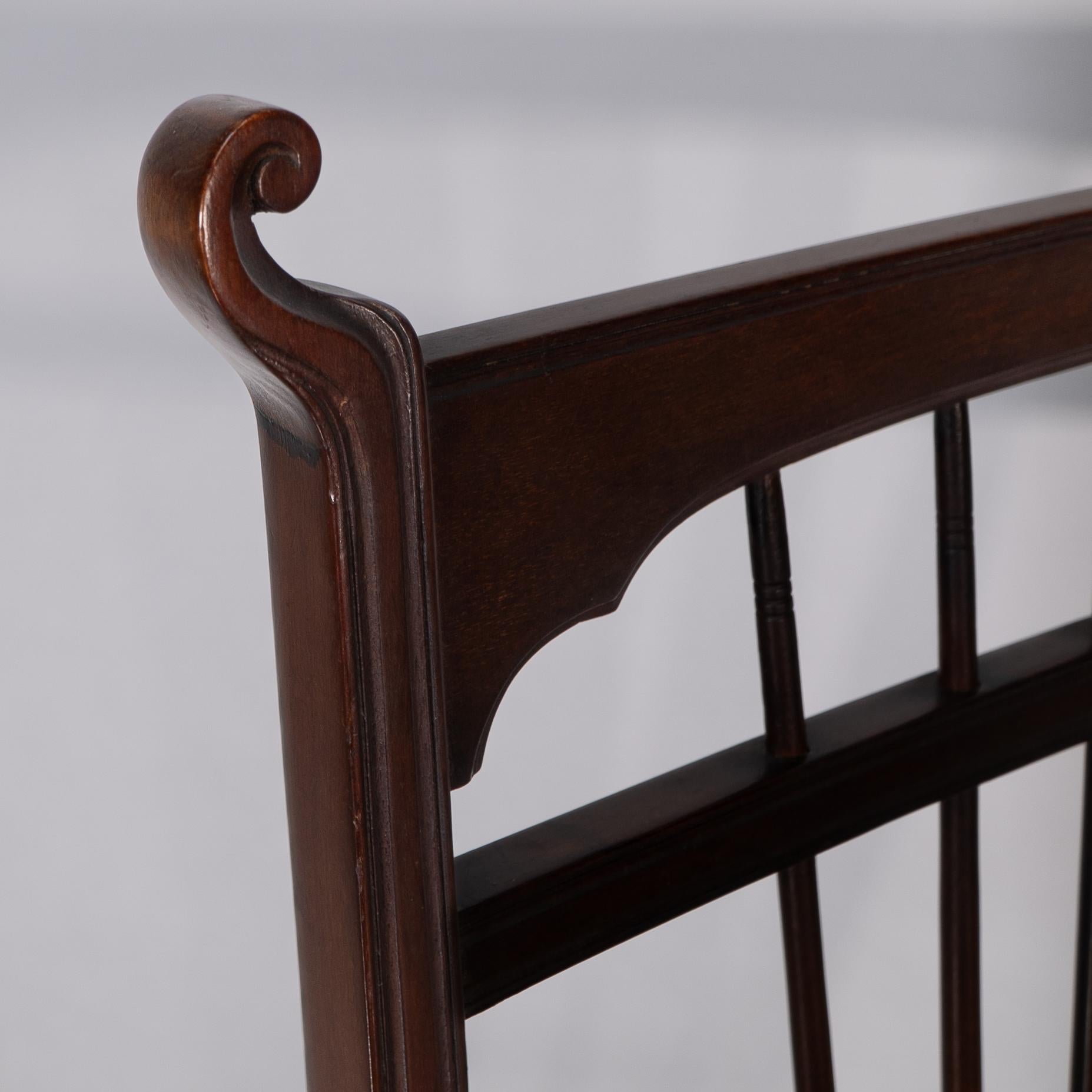 Henry W Batley attr. Un sillón de nogal del Aesthetic Movement con toques sinuosos. en venta 1