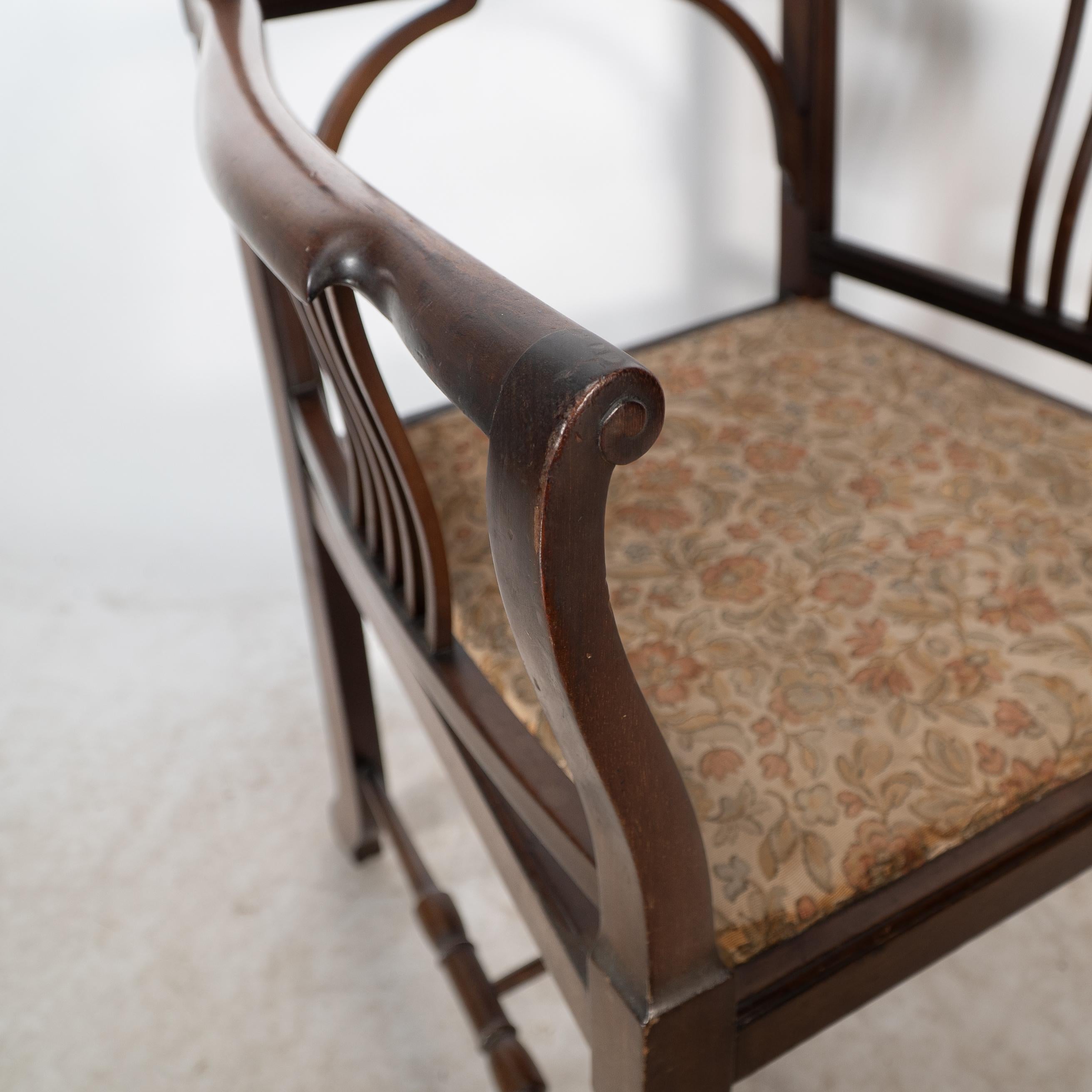 Henry W Batley attr. Un sillón de nogal del Aesthetic Movement con toques sinuosos. en venta 2