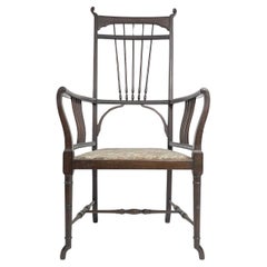 Henry W Batley attr. Poltrona in noce dell'Aesthetic Movement con tocchi sinuosi.