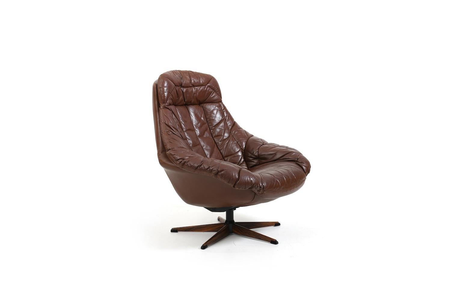 Henry W. Klein pour HENRY Danemark, fauteuil de salon en cuir brun des années 1960 avec fonction d'inclinaison et de rotation. Base chromée.