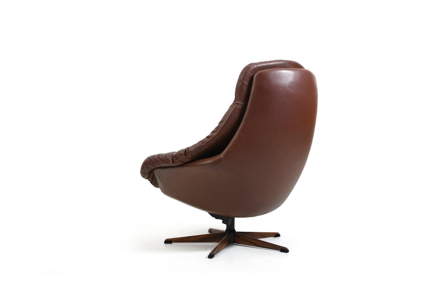 Henry W. Klein Leather Swivel Lounge Chair 1960s In Good Condition For Sale In Handewitt, DE