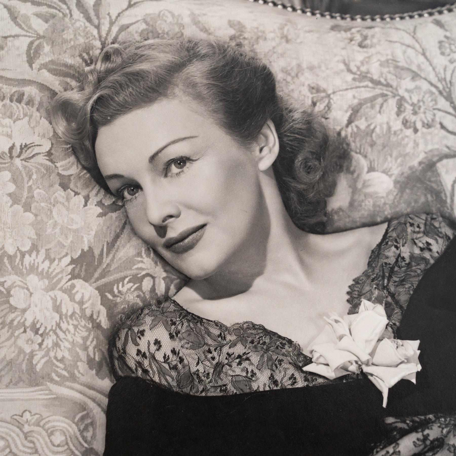 Milieu du XXe siècle Photographie en noir et blanc de Madeleine Carroll par Henry Waxman en vente