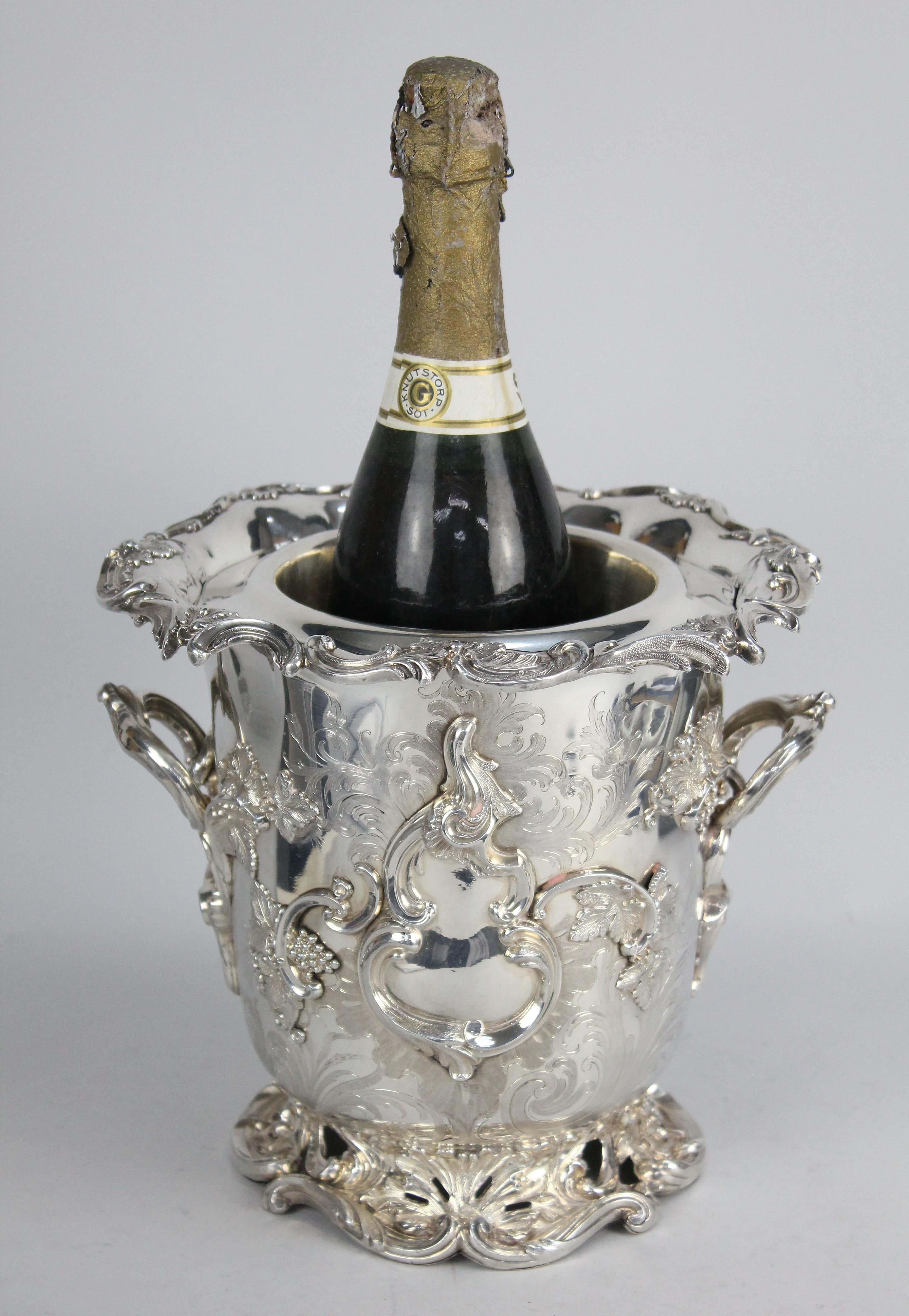 Henry Wilkinson & Co. magnificent champagne/wine cooler in silver plate.

Superb quality and in great original condition. No issues!
Marked with the 