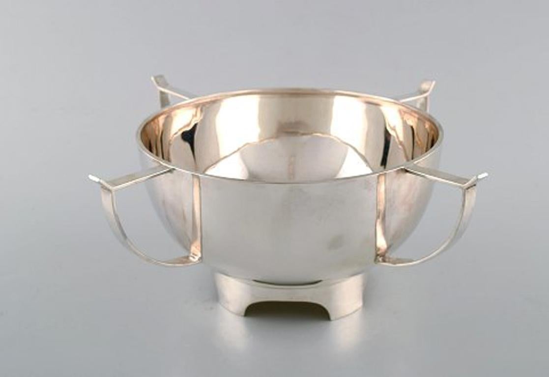 Henry Wilkinson. English silversmith, Sheffield. Modernist silver bowl on foot with handles, 1930-1940s.
In very good condition.
Stamped.
Measures: 26 x 11 cm.