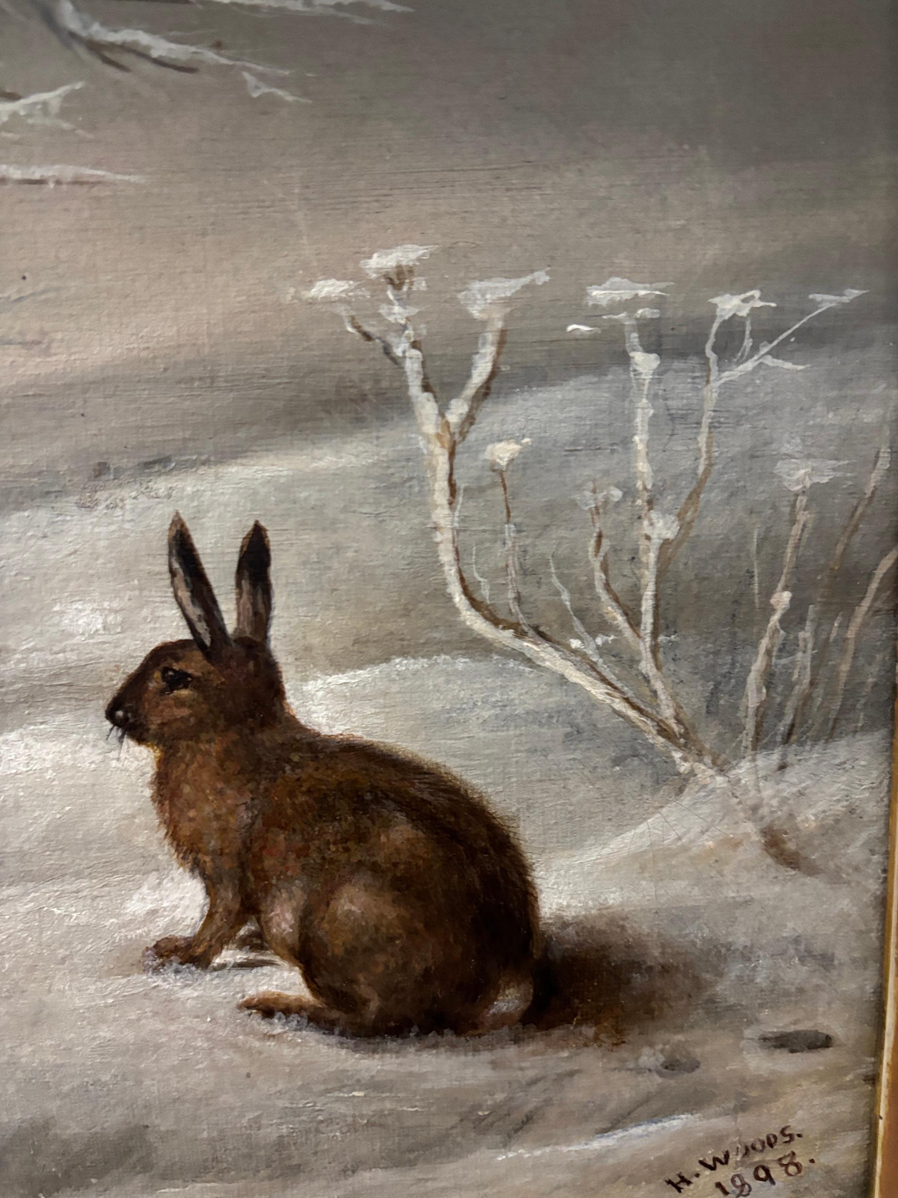Cette charmante scène d'hiver victorienne de Henry Woods capture la poésie tranquille du monde naturel dans le calme de la neige. Intitulé A Winter Song, le tableau représente un lièvre brun vigilant, posé sur un banc enneigé, les oreilles aux