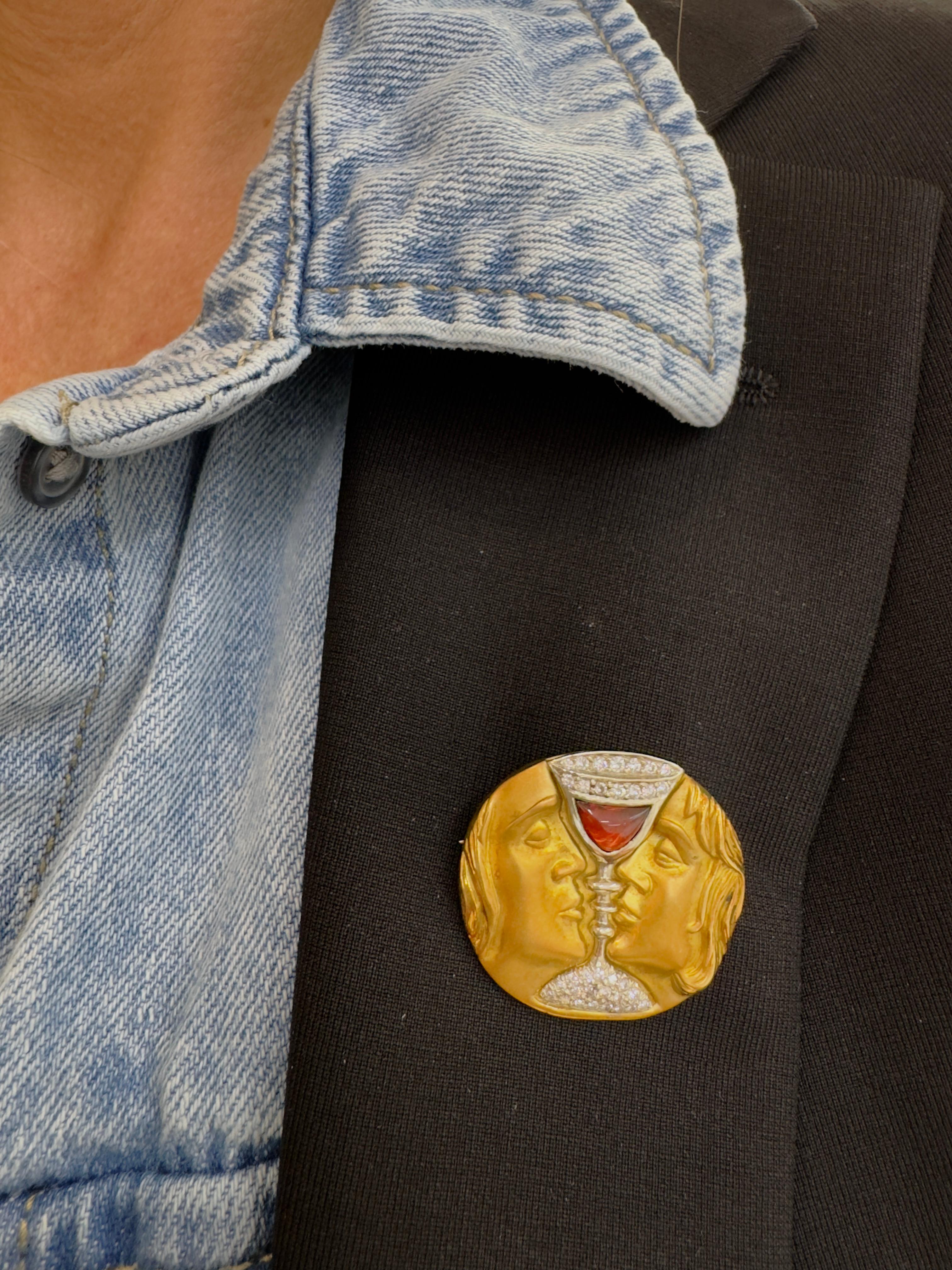Henryk Kaston Broche de oro amarillo de 18 quilates Afterdali Tristán e Isolda Granate Diamante en venta 1