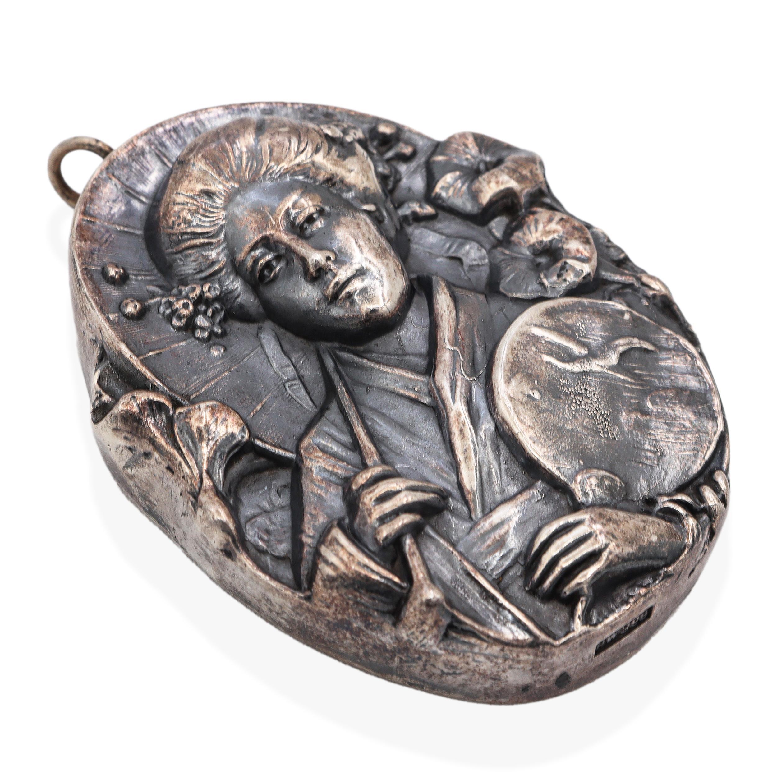 Henryk Winograd Pendentif Geisha japonaise en argent pur .999 Repoussé Bon état - En vente à New York, NY
