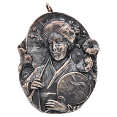 Colgante de geisha japonesa Henryk Winograd de plata pura .999 repoussé