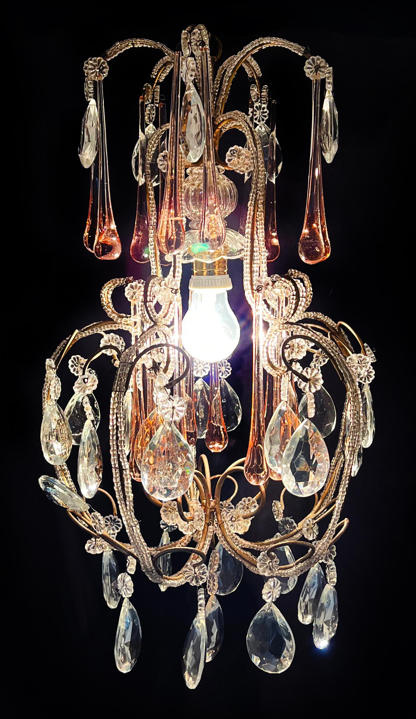 Fascinating Murano chandelier dedicated to the divine Katharine Hepburn.
Height 57 cm, diameter 32 cm. One light E27
