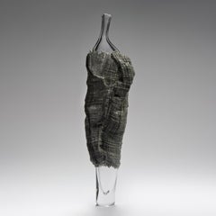 Efesto, una scultura figurativa in vetro chiaro e grigio di Cathryn Shilling